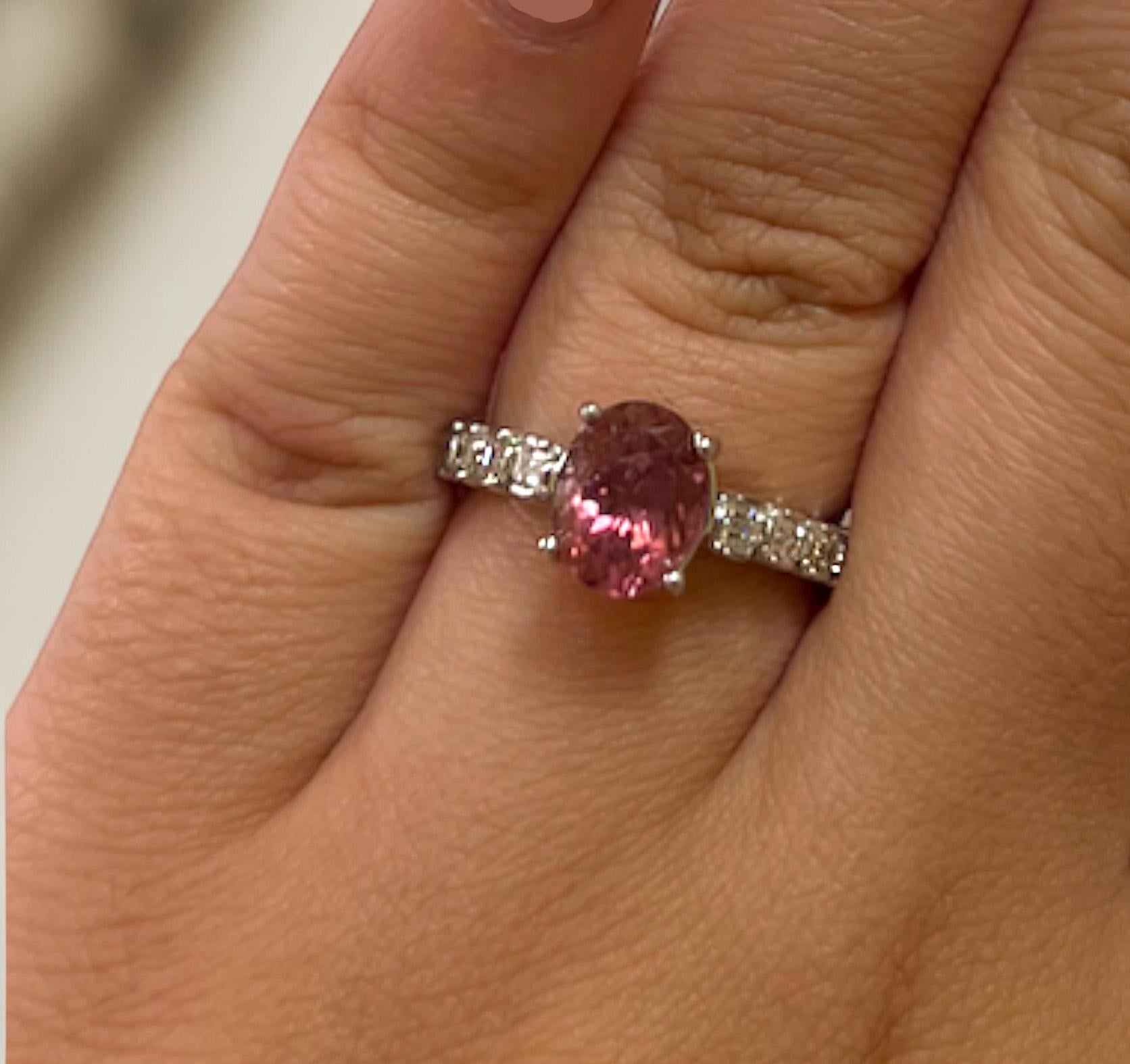 da uomo o donna Anello in oro bianco con tormalina rosa e diamanti in vendita