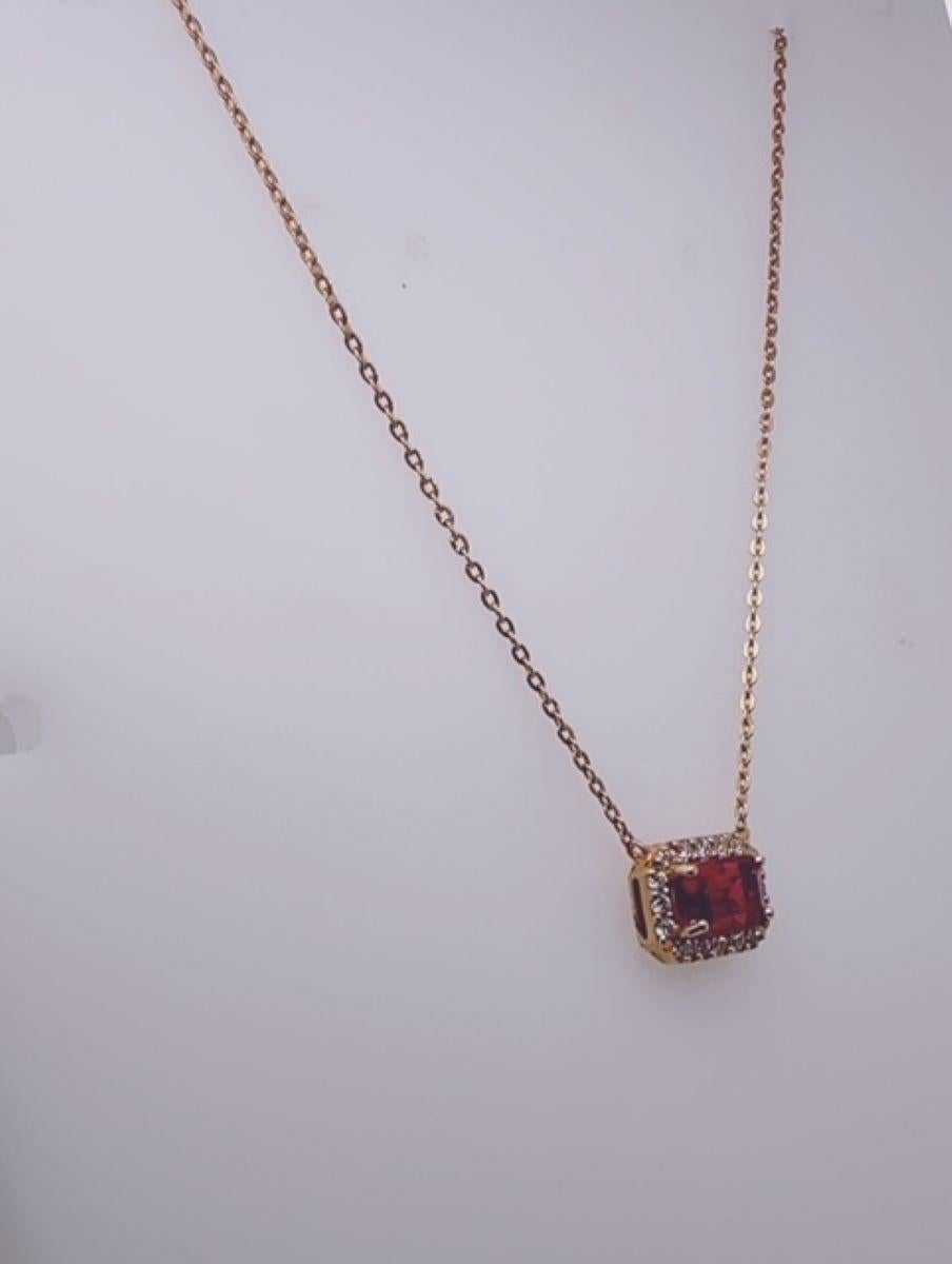 Coloniale britannico Pendente con diamante a raggiera con tormalina rosa taglio smeraldo in 18KY in vendita