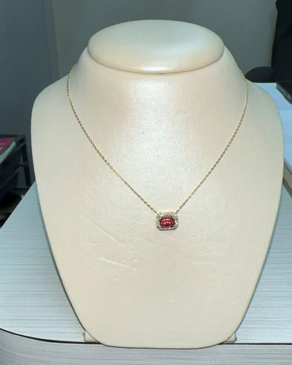 Taglio smeraldo Pendente con diamante a raggiera con tormalina rosa taglio smeraldo in 18KY in vendita