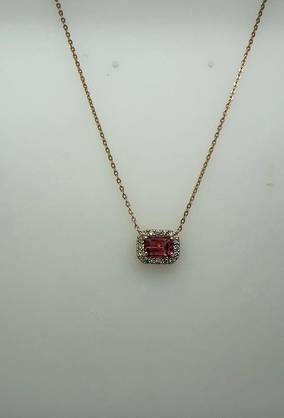 Pendente con diamante a raggiera con tormalina rosa taglio smeraldo in 18KY In condizioni Nuovo in vendita a Miami, FL