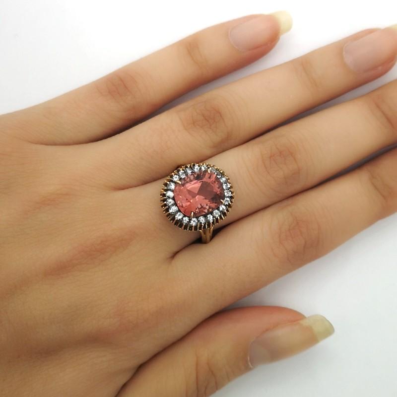 Ein rosa Turmalin-Cluster-Ring, besetzt mit einem rosa Turmalin im Kissenschliff mit einem geschätzten Gewicht von 3,70ct, umgeben von weißen Steinen im Schweizer Schliff. Der Kopf des Rings wurde um 1940 in Russland hergestellt und in 14-karätigem