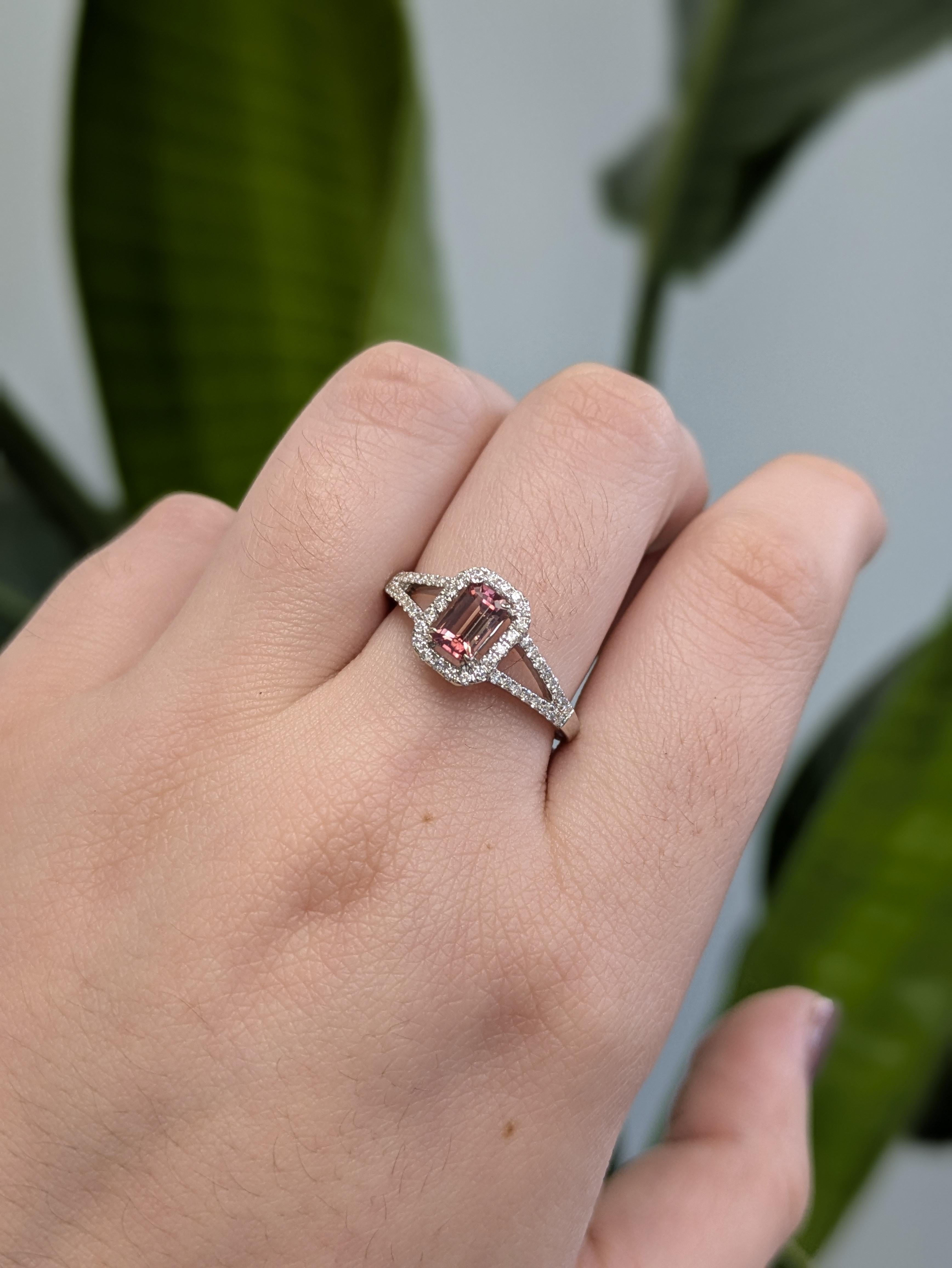 I colori tenui incontrano un design sorprendente in questo esclusivo anello in oro bianco 14K. La tormalina rosa taglio smeraldo di 6x4 mm è irradiata da un'aureola di diamanti, mentre il gambo diviso, ornato da pavé di diamanti, porta un tocco