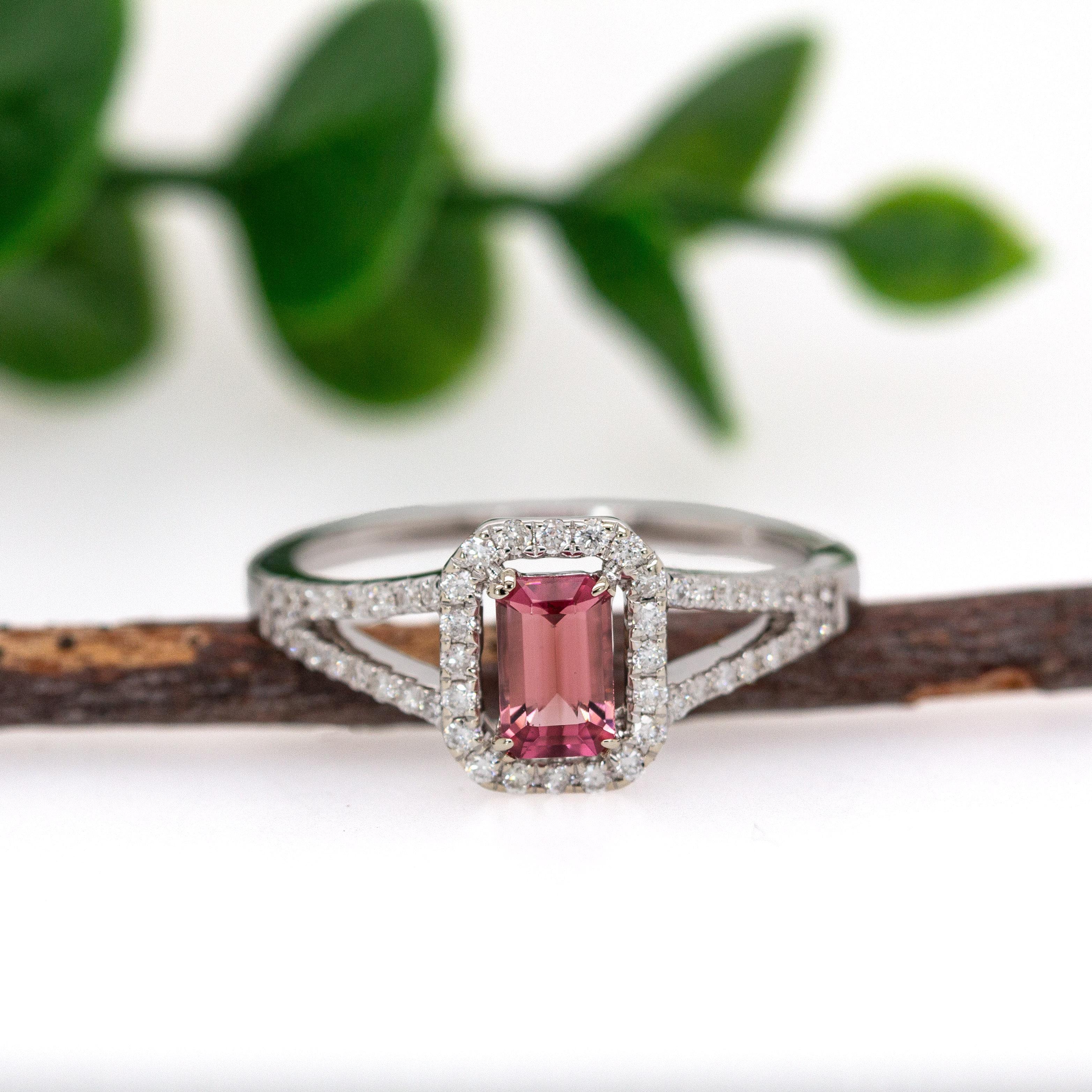 Contemporaneo Anello con tormalina rosa e diamanti naturali in oro bianco massiccio 14 carati  EM 6x4mm in vendita