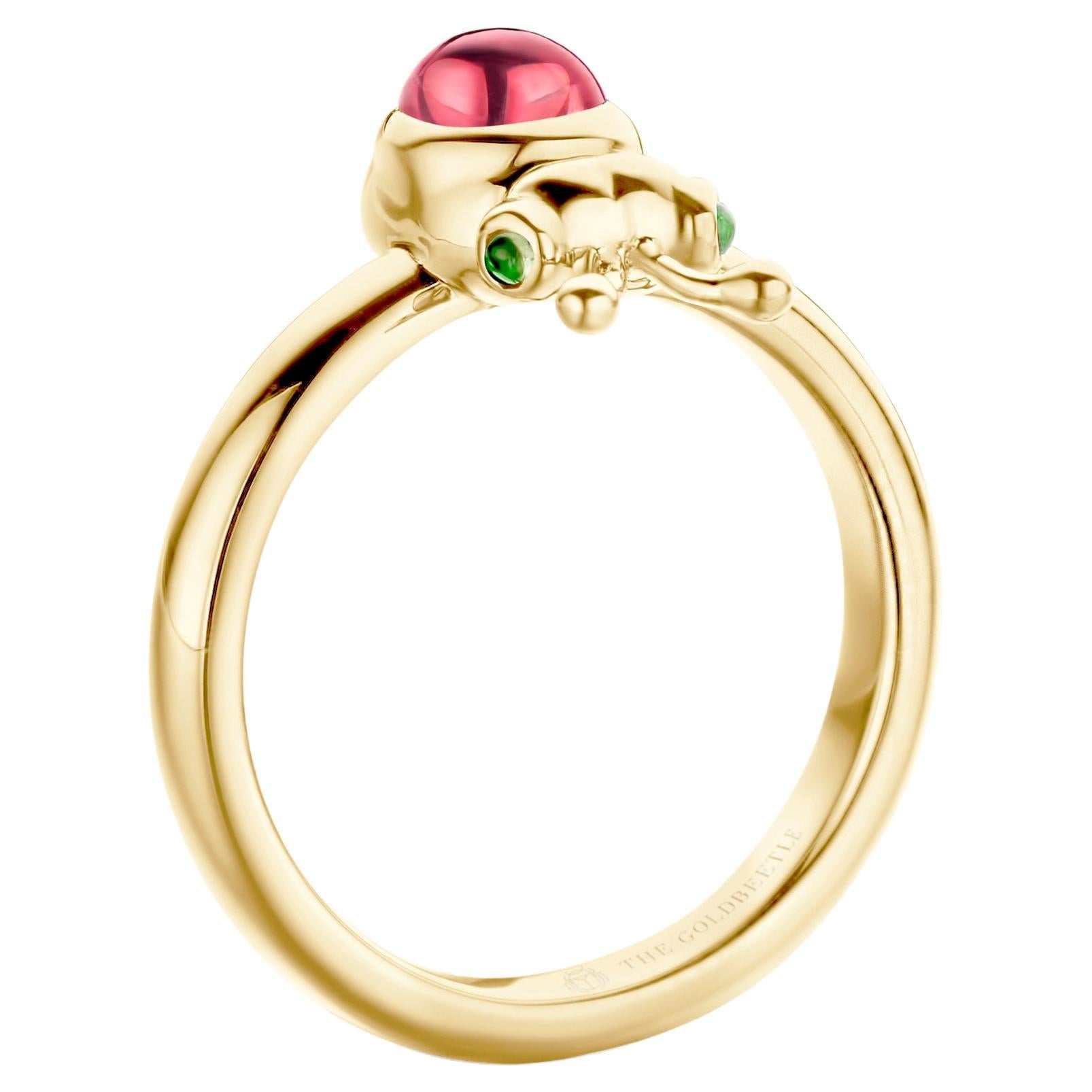 Lilou-Ring aus 18 Karat Gelbgold, besetzt mit einem natürlichen birnenförmigen Cabochon aus rosa Turmalin und zwei natürlichen Tsavoriten im runden Cabochon-Schliff.
Celine Roelens, Goldschmiedin und Gemmologin, hat sich auf einzigartigen, feinen