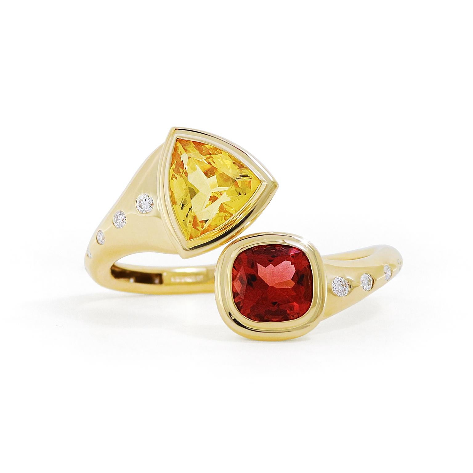 Le sfumature incandescenti della tormalina rosa e del berillo giallo sono al centro di questo bracciale asimmetrico in oro giallo 18 carati. Le incisioni a cuscino esaltano il fuoco di ogni gemma. Su un'estremità c'è una tormalina rosa con una