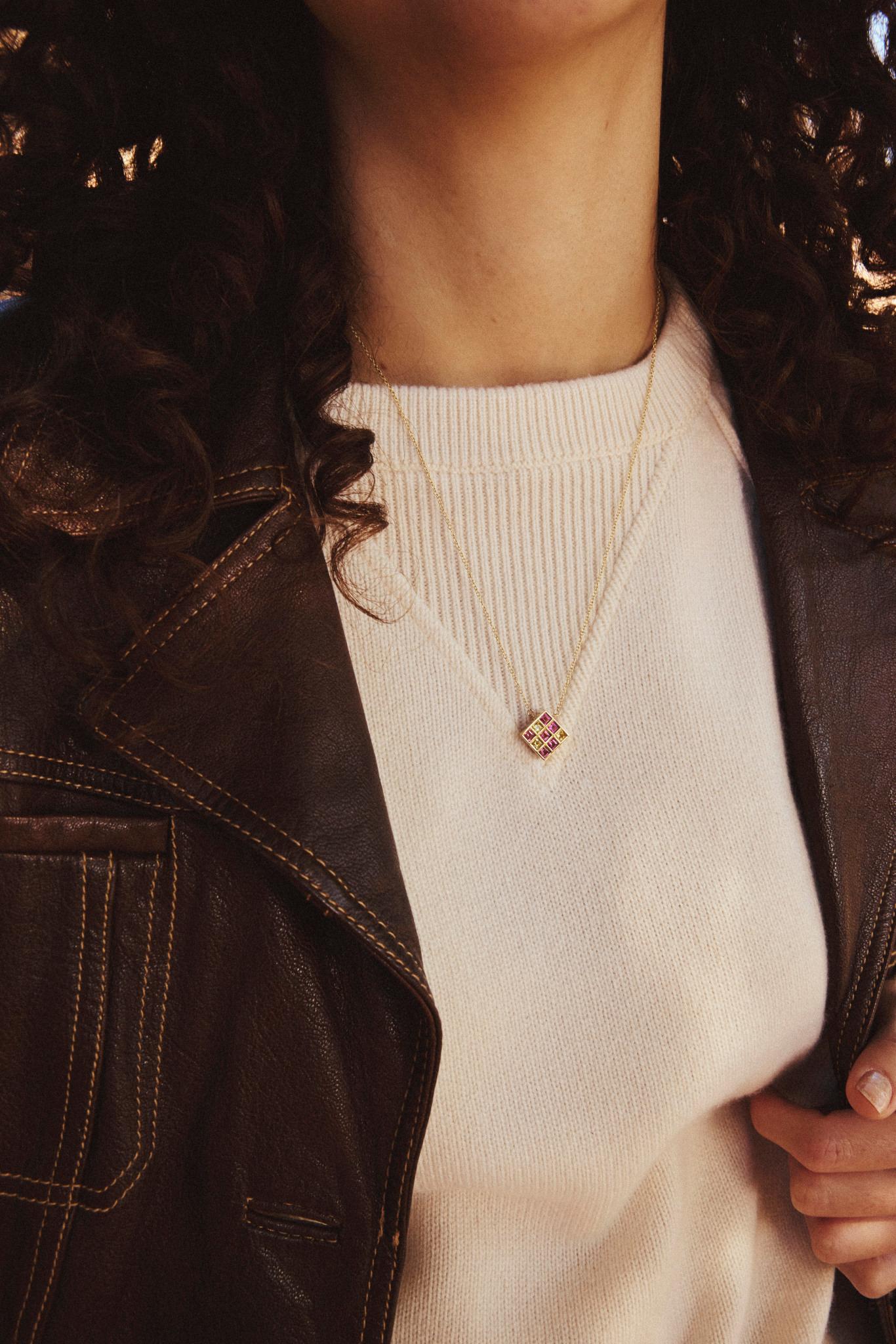 Caprichoso y llamativo, este sustancioso collar de forma cuadrada está compuesto por turmalina rosa de 0,94 quilates y zafiro amarillo de 0,61 quilates, cuadrados de talla princesa. El colgante mide 11x11 mm, con una anchura de 4,5 mm. Los cuadrados