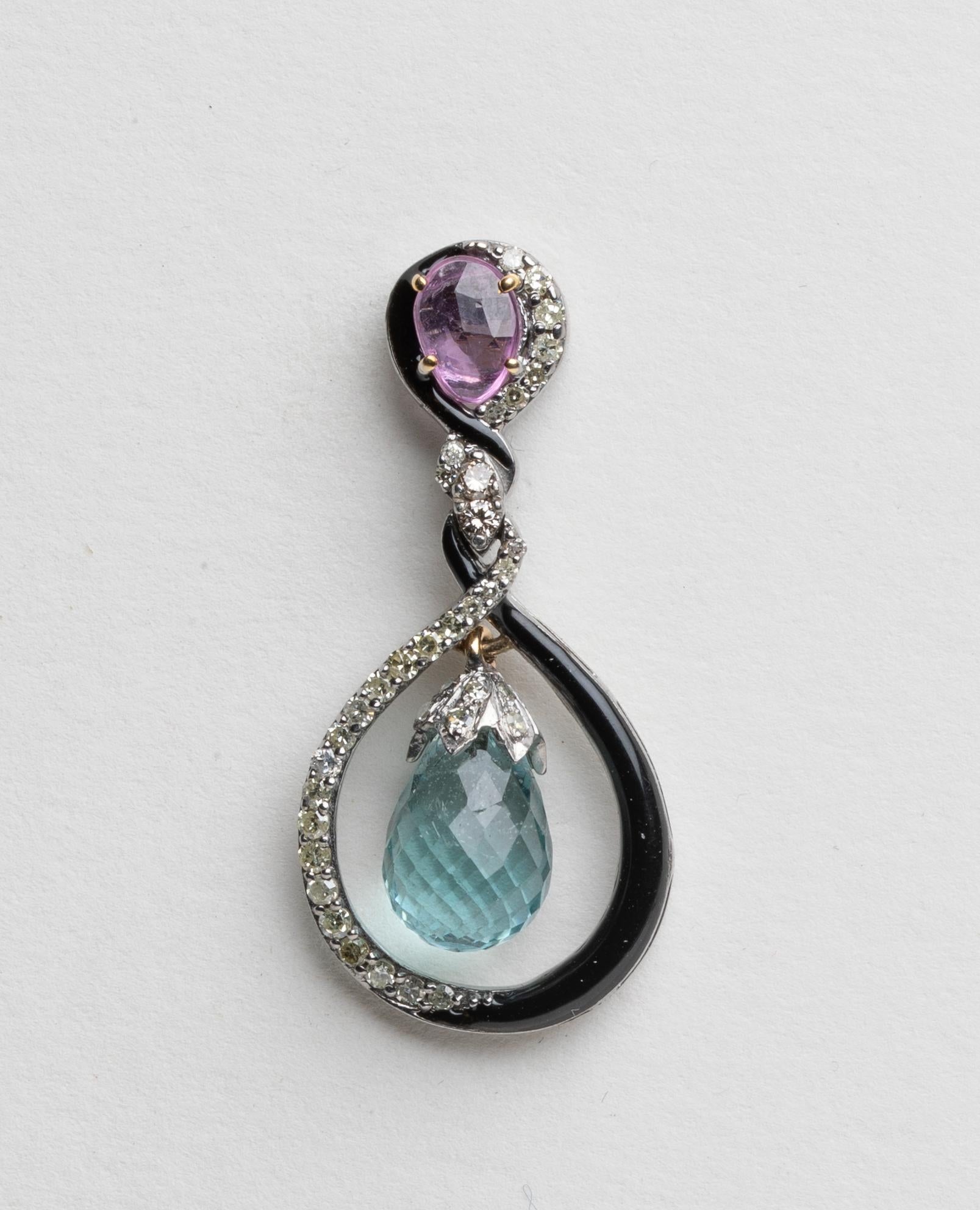 Une paire d'onyx noirs emboîtés et de diamants sertis en pavé avec une briolette d'aigue-marine à facettes au centre avec un embout en diamant ; et une tourmaline rose en forme de poire à facettes au sommet.  poteau en or 18K pour oreilles percées. 