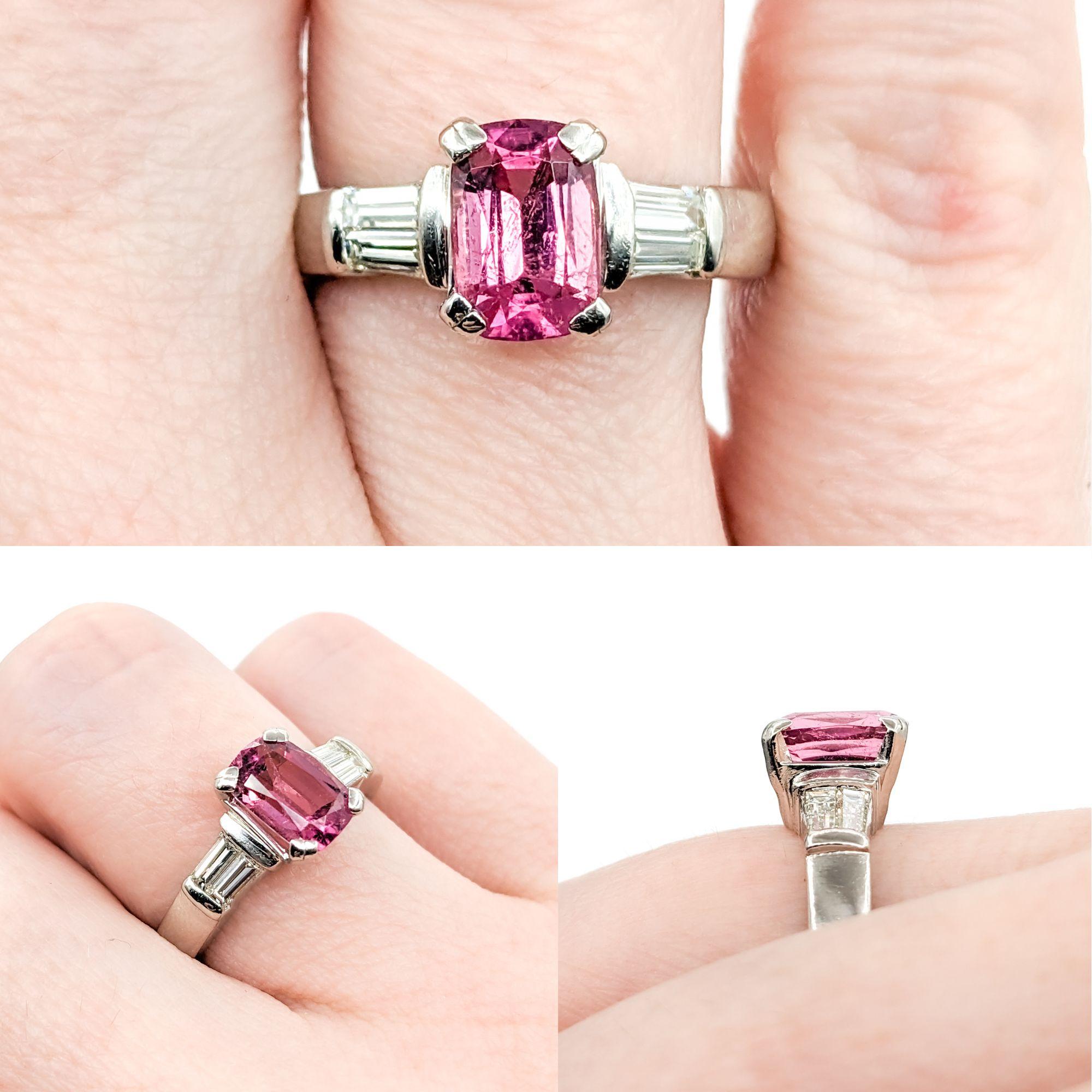 Rosa Turmalin & Baguette-Diamant-Ring aus Platin

Dieser wunderschöne Ring mit rosa Turmalin ist aus 950er Platin gefertigt und mit Baguette-Diamanten von 0,33 ct geschmückt. Der 1,35-karätige Turmalin hat eine satte rosa Farbe, die sich gut von den