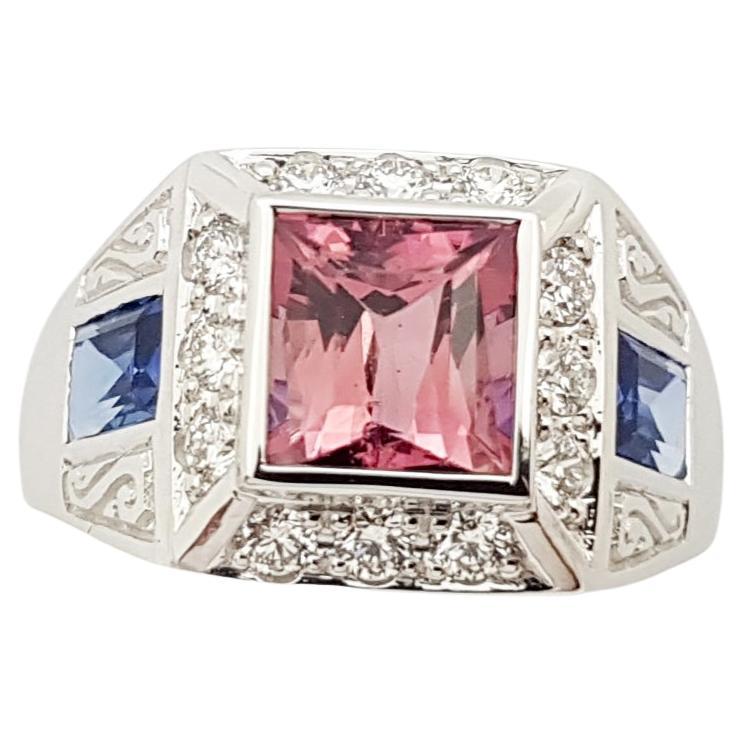 Bague en or blanc 18 carats sertie de tourmaline rose, saphir bleu et diamants en vente