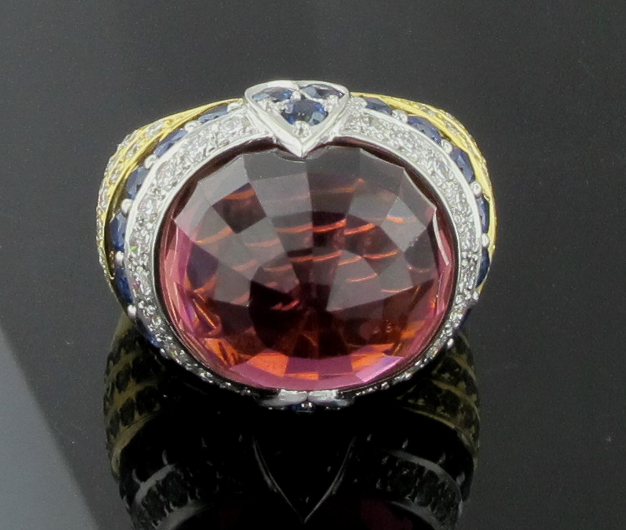 Taille ronde Bague en or jaune et platine avec tourmaline rose, saphir bleu et diamants en vente