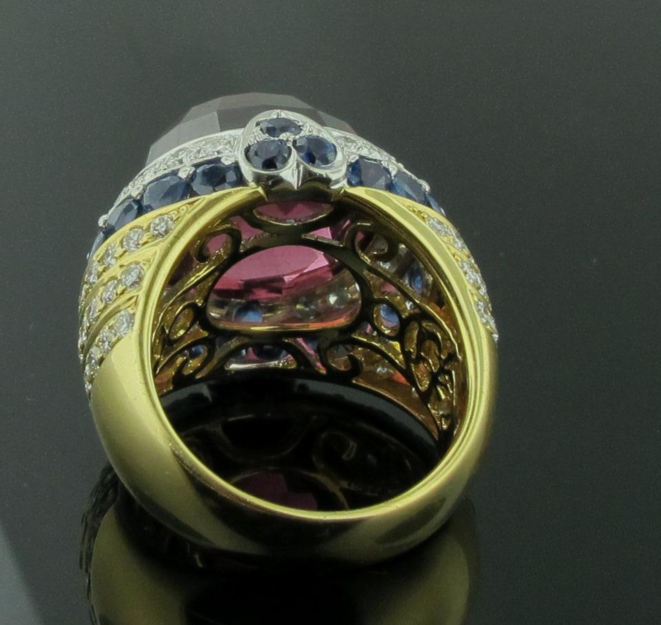 Bague en or jaune et platine avec tourmaline rose, saphir bleu et diamants Unisexe en vente