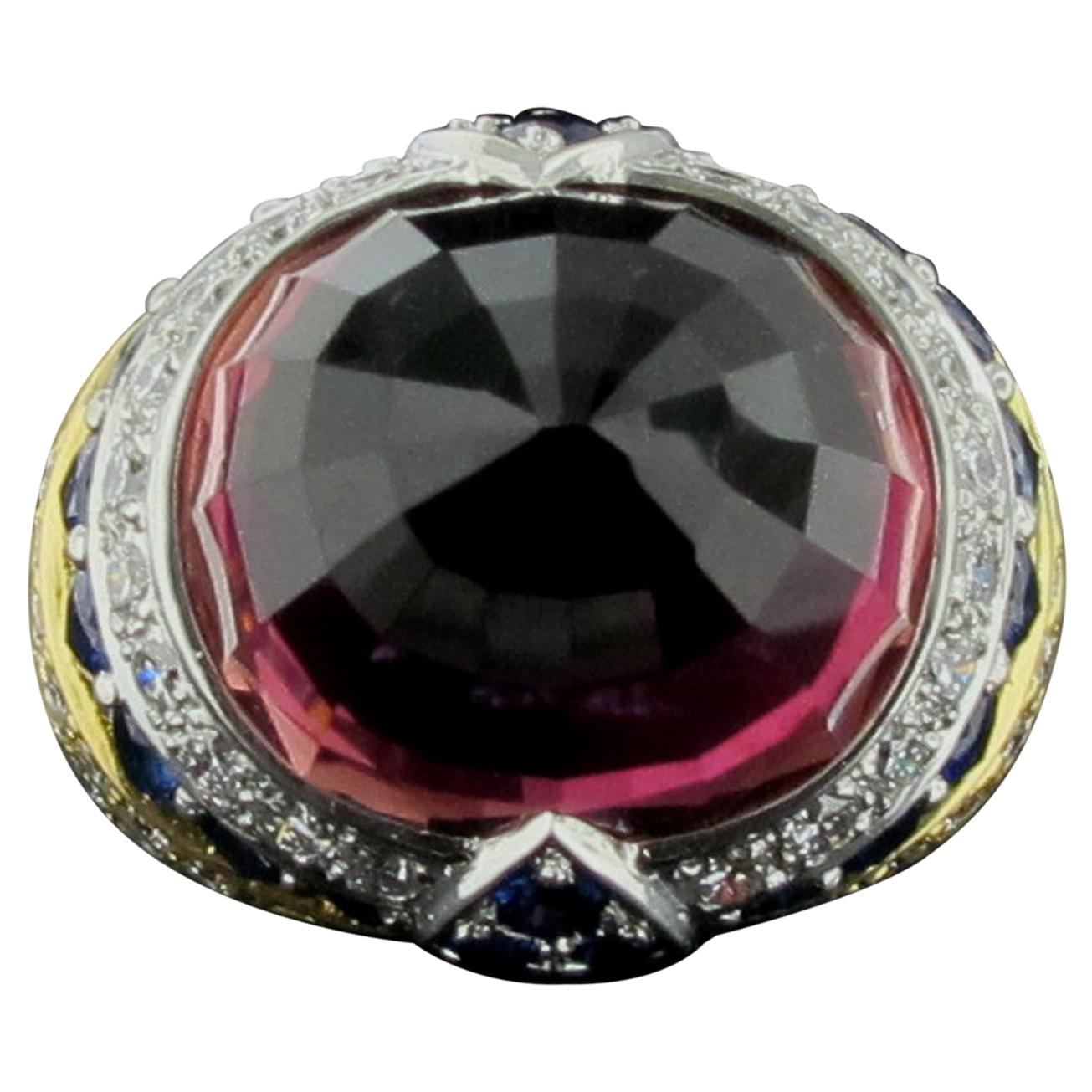 Ring aus Gelbgold und Platin mit rosa Turmalin, blauem Saphir und Diamant