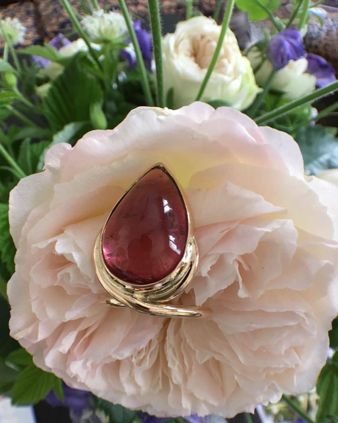 Luminous pink tourmaline pear cabochon, voluptuous volume for this 18k gold ring.
We have the same model with a tanzanite cabochon
The ring is size 55 or 7 1/4 but can be sized.
Tourmaline weight: 16.75 carats
Total weight: 8.33 grams