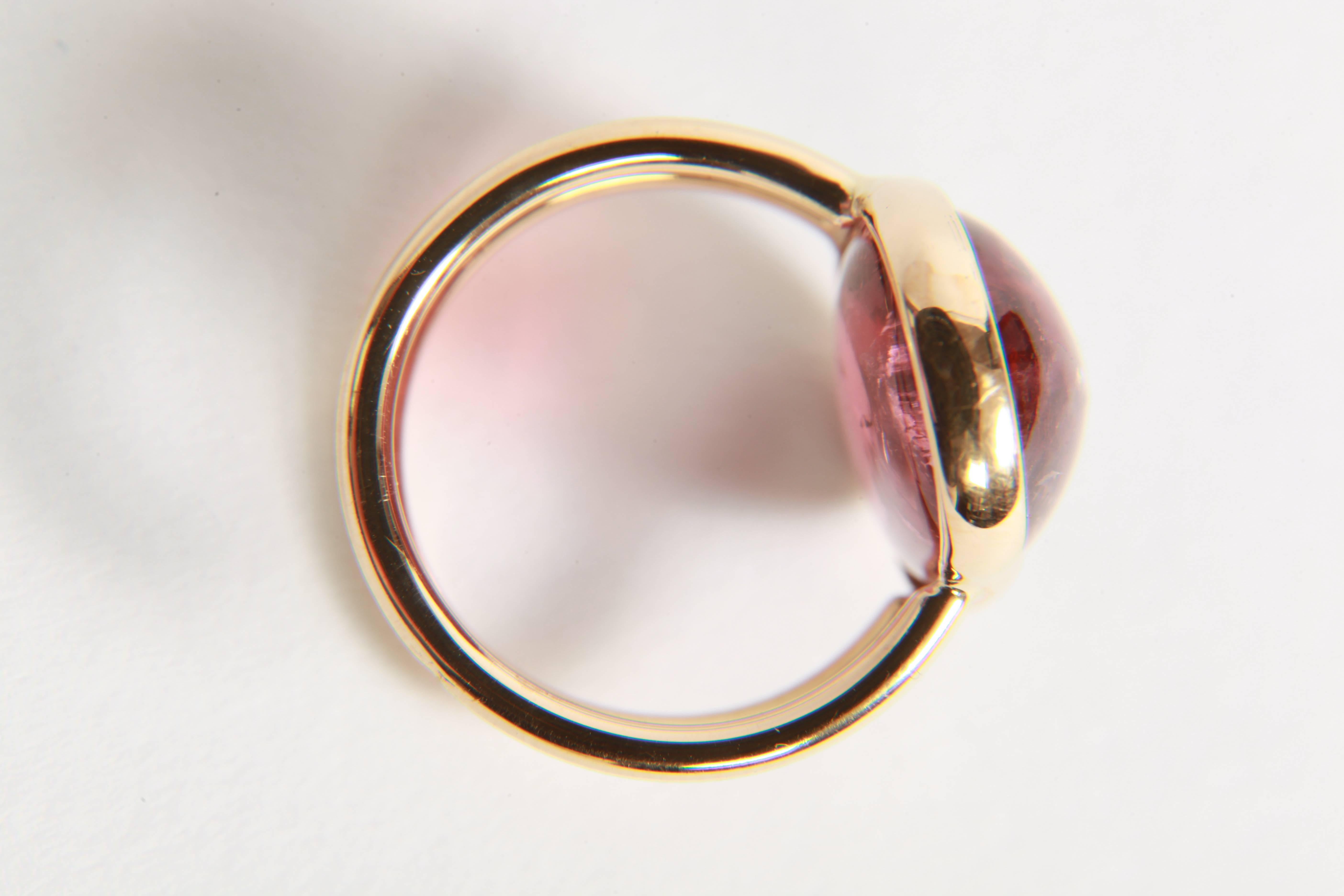 18K Yellow Gold Ring Set with a Pink Tourmaline Cabochon by Marion Jeantet In New Condition In Paris, FR