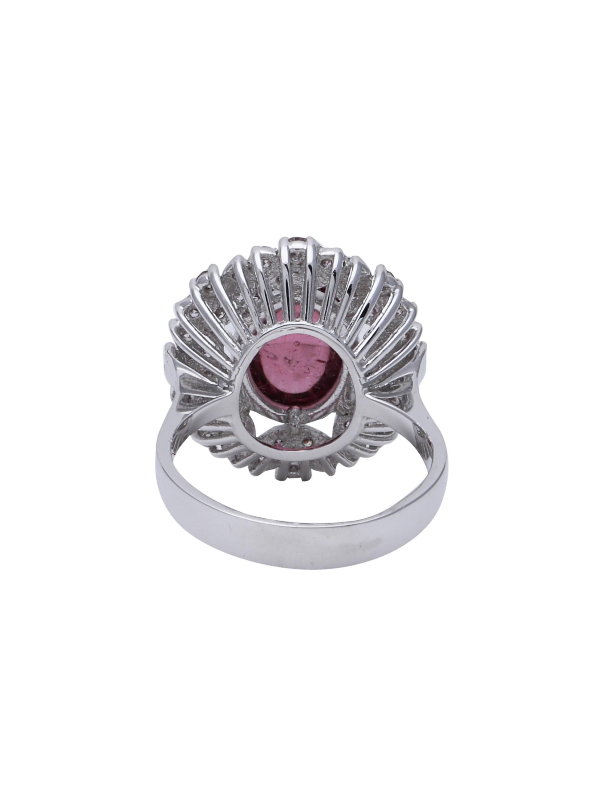 Anello con tormalina rosa naturale cabochon e diamanti incastonati in oro bianco 18 carati. Il bellissimo Cabochon di tormalina pesa 3,31 carati e i diamanti pesano complessivamente 0,68 carati.

Misura dell'anello: US6

Capiamo se l'anello non è