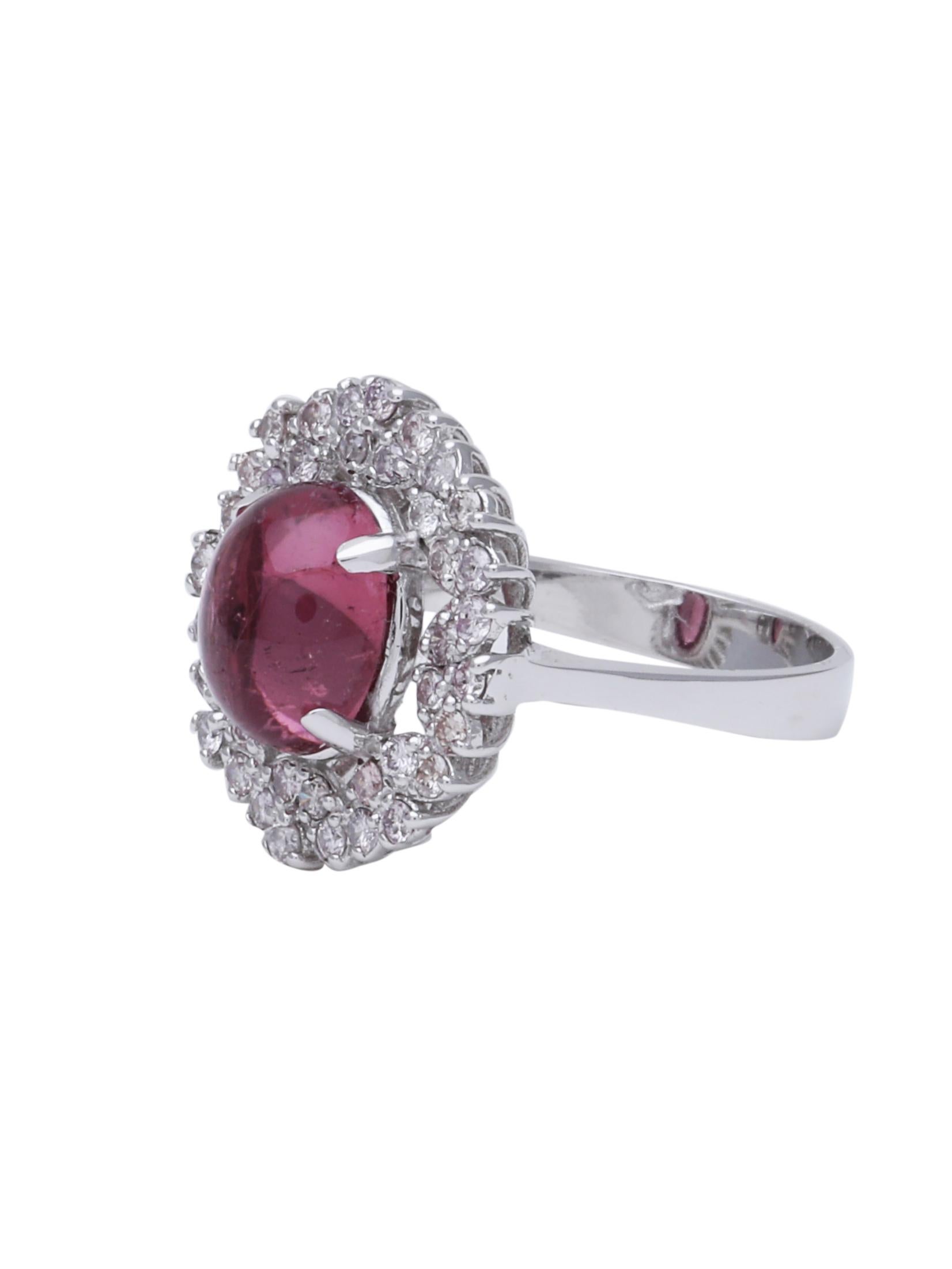 Contemporaneo Anello con tormalina rosa e diamanti incastonati in oro bianco 18 carati in vendita