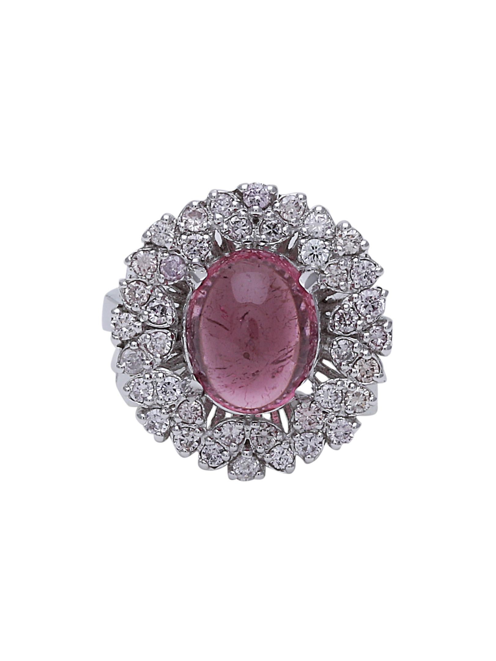 Cabochon Anello con tormalina rosa e diamanti incastonati in oro bianco 18 carati in vendita