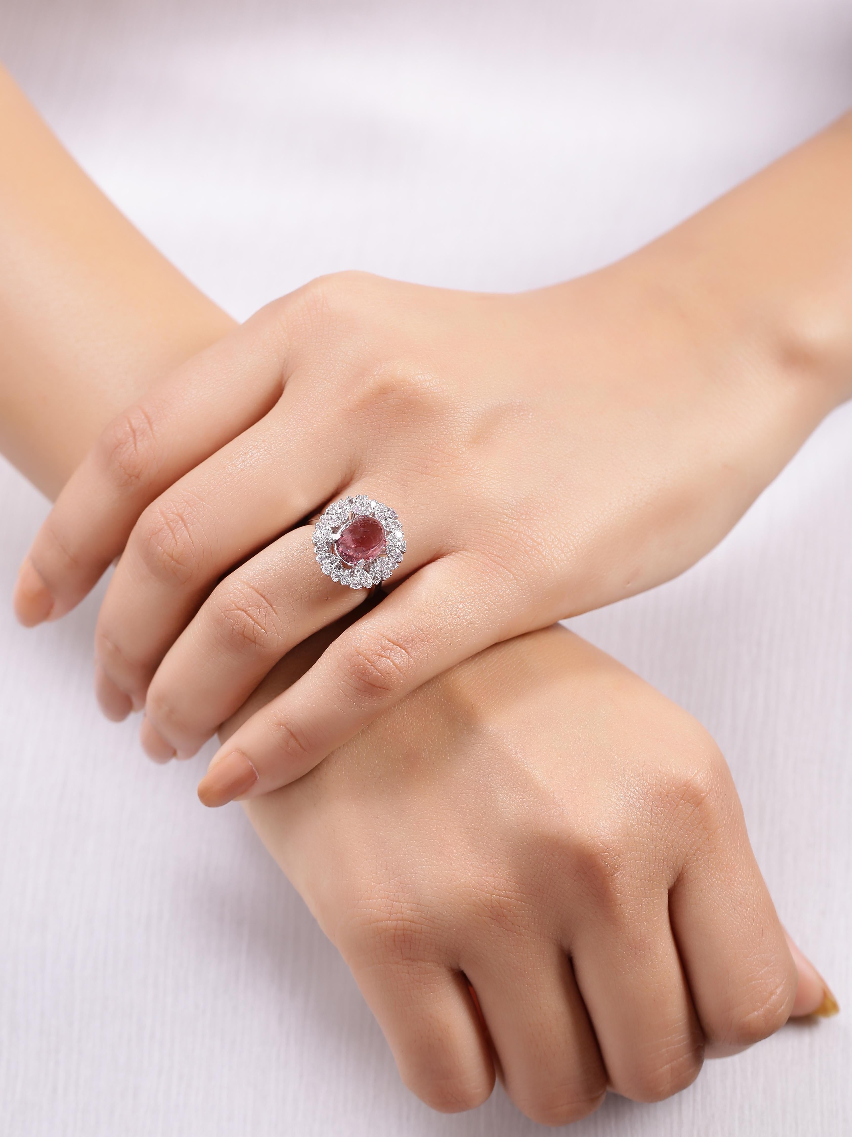 Anello con tormalina rosa e diamanti incastonati in oro bianco 18 carati In condizioni Nuovo in vendita a Jaipur, IN