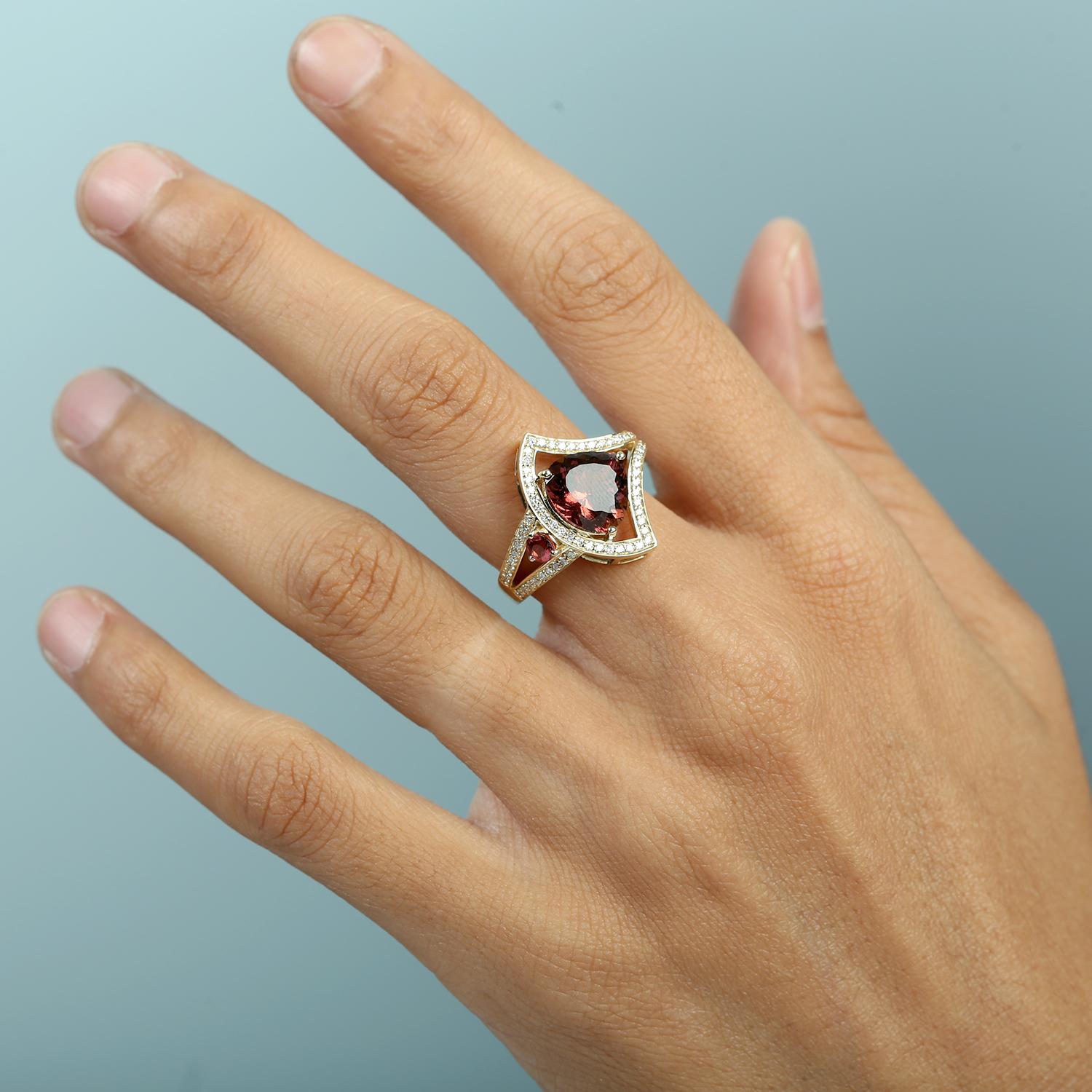 Chic et radieuse, cette bague de cocktail met en valeur une tourmaline rose vibrante de 3,29 carats, élégamment rehaussée de 0,42 carat de diamants étincelants. Réalisé en or jaune 14 carats, ce modèle allie des couleurs vives à un éclat raffiné -