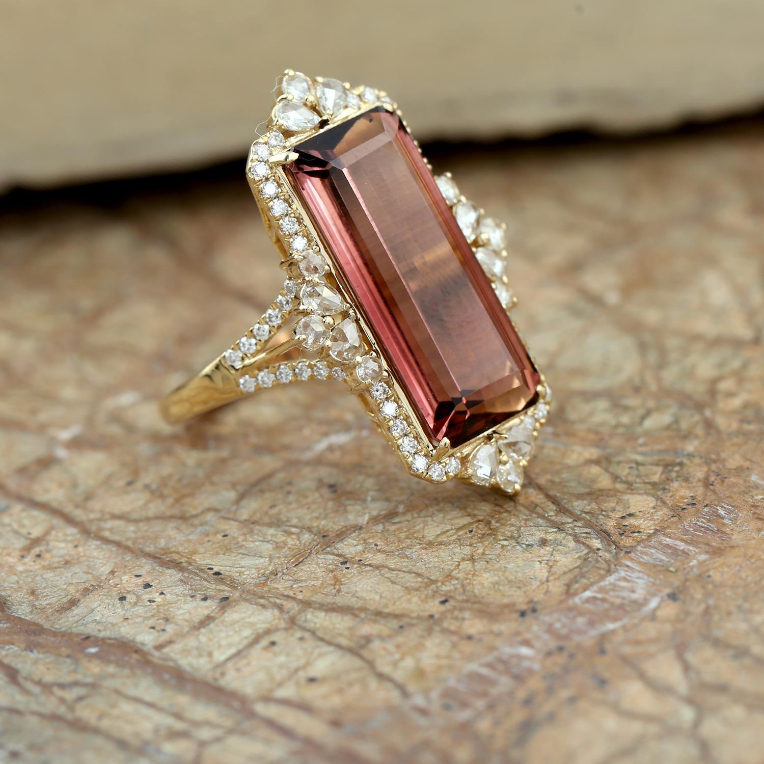 Art Deco Pink Tourmaline Cocktail Ring Wth Diamonds Made in 18k Yellow Gold For Sale