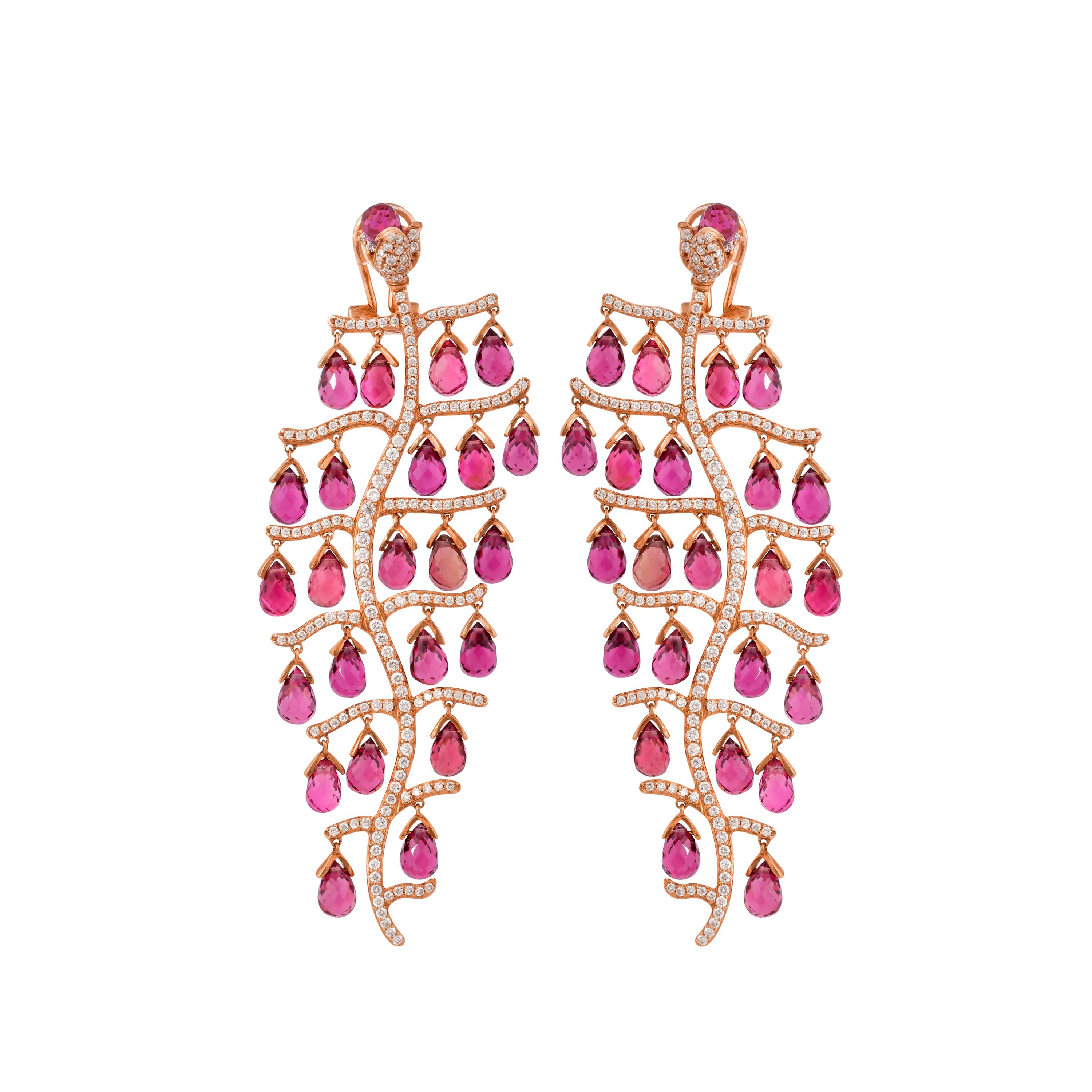 Une collection exclusive de boucles d'oreilles pendantes uniques de Sunita Nahata Fine Design. 

Boucles d'oreilles pendantes en or rose 14 carats avec tourmaline rose.

Tourmaline rose : 39,42 carats, taille 6X4, forme de goutte.
Diamant blanc :