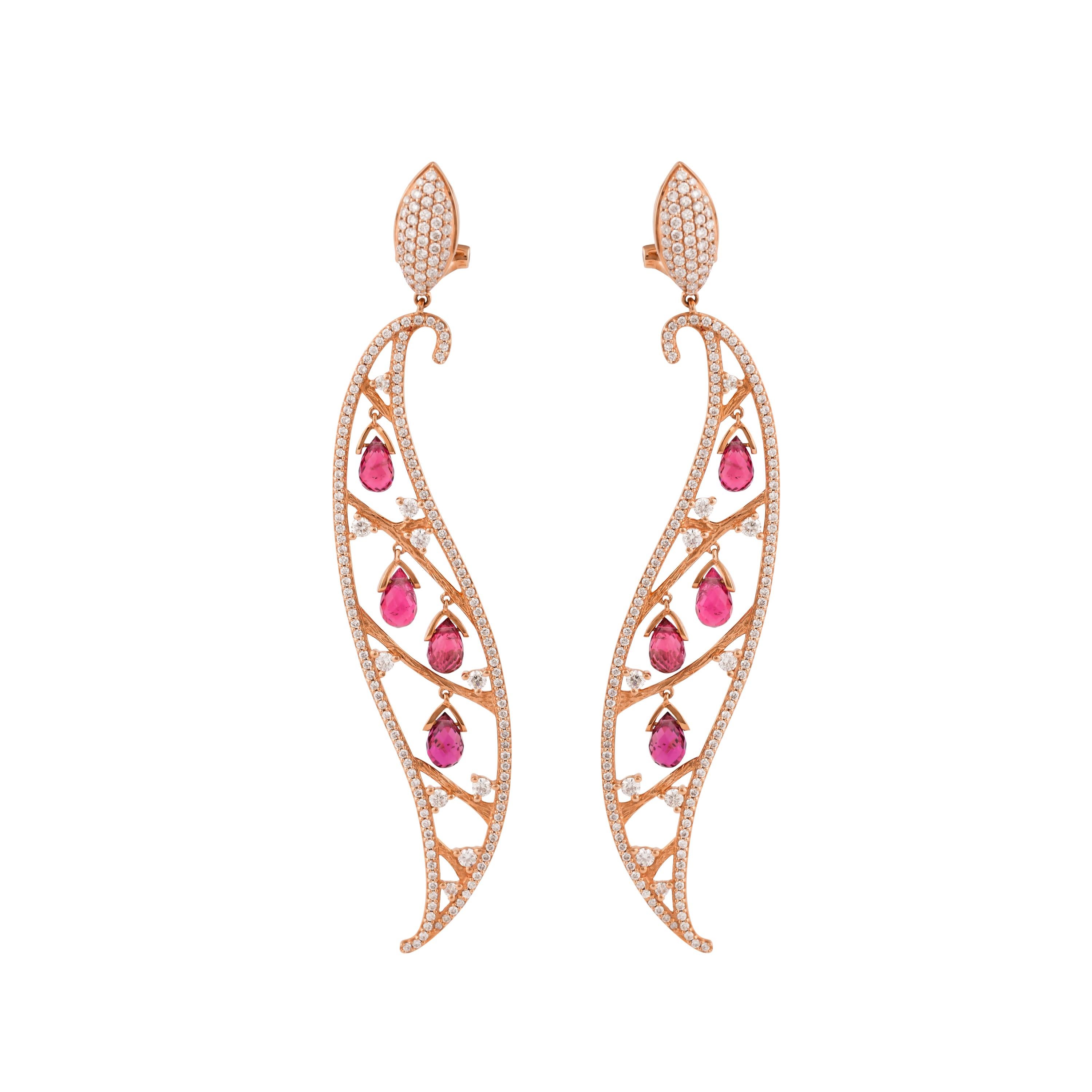 Eine exklusive Kollektion von einzigartigen Designer-Ohrringen von Sunita Nahata Fine Design. 

Rosa Turmalin-Ohrring aus 14 Karat Roségold.

Rosa Turmalin: 5,19 Karat, Größe 6X4, Tropfenform.
Weißer Diamant: 0,522 Karat, 2,00 Größe, runde Form,