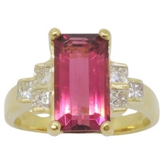 Anillo de Oro Amarillo de 18k con Turmalina Rosa y Diamante