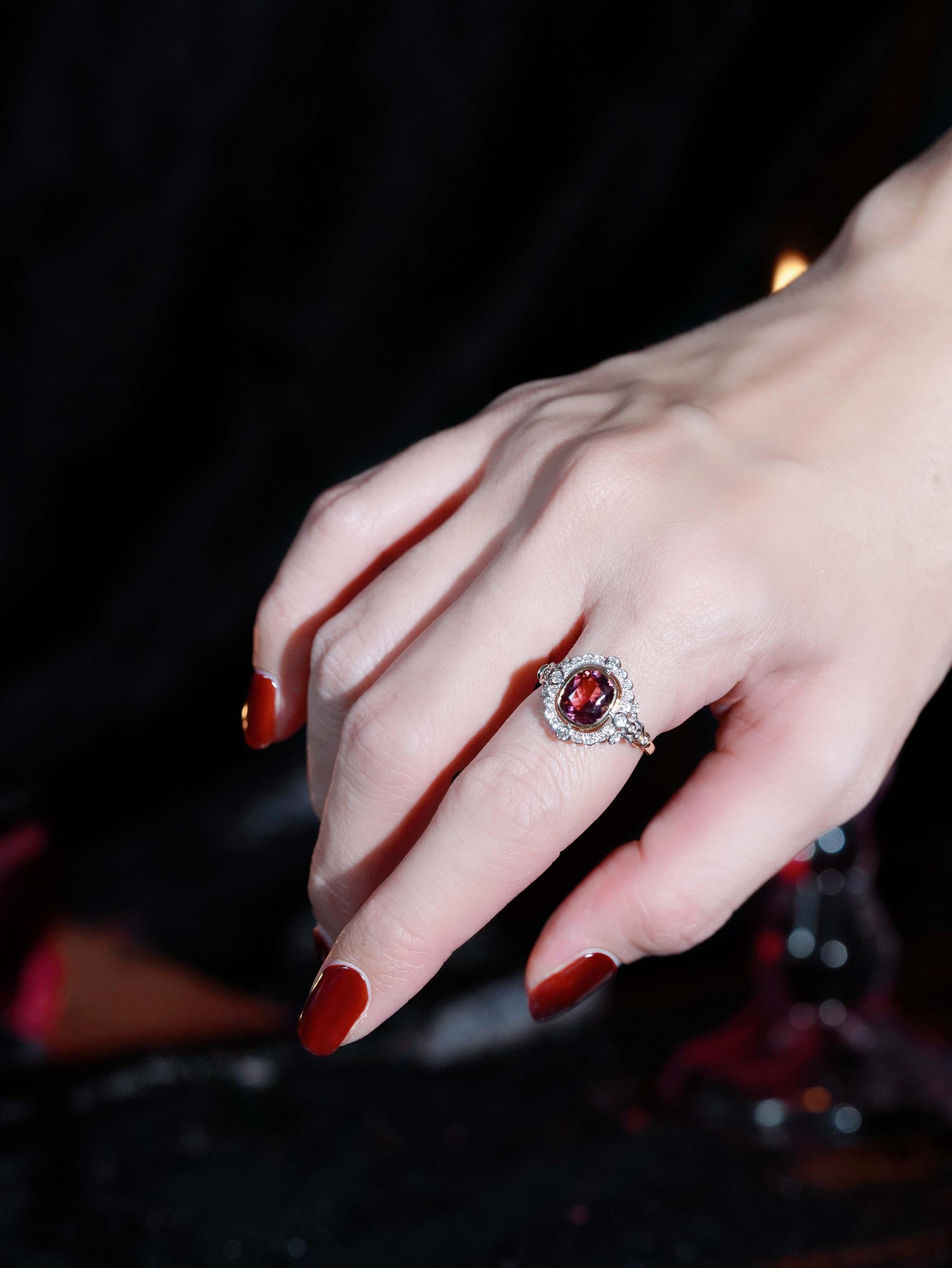 Romantique et radieuse, cette bague de fiançailles halo de style ancien est une ode délicate à la beauté vintage. En son cœur, une tourmaline rose lumineuse de 3,25 carats est sertie sur des griffes classiques et rayonne d'un charme doux et féminin.