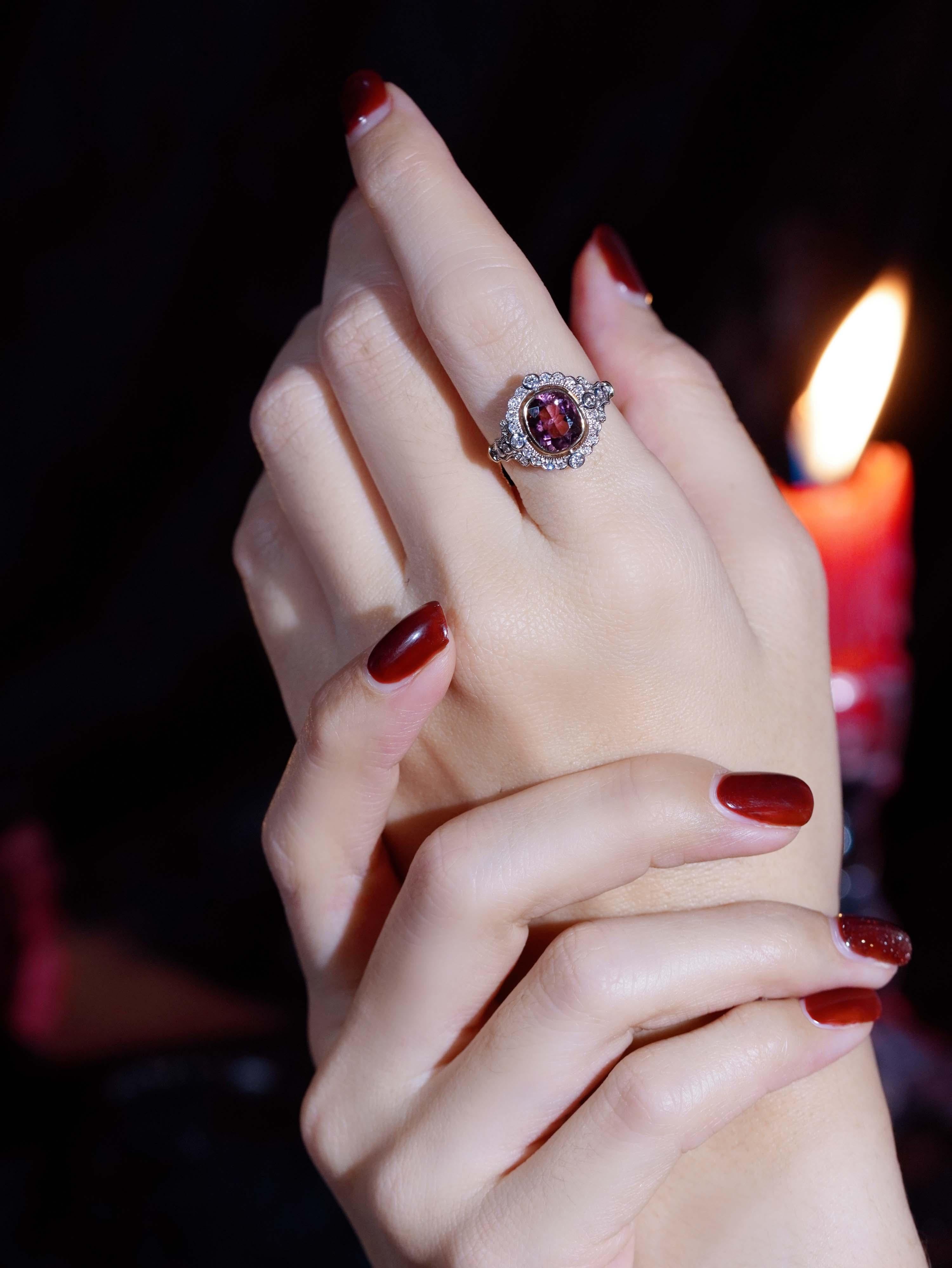 Art déco Bague de fiançailles en or jaune 14 carats avec tourmaline rose, diamant et halo de style ancien en vente