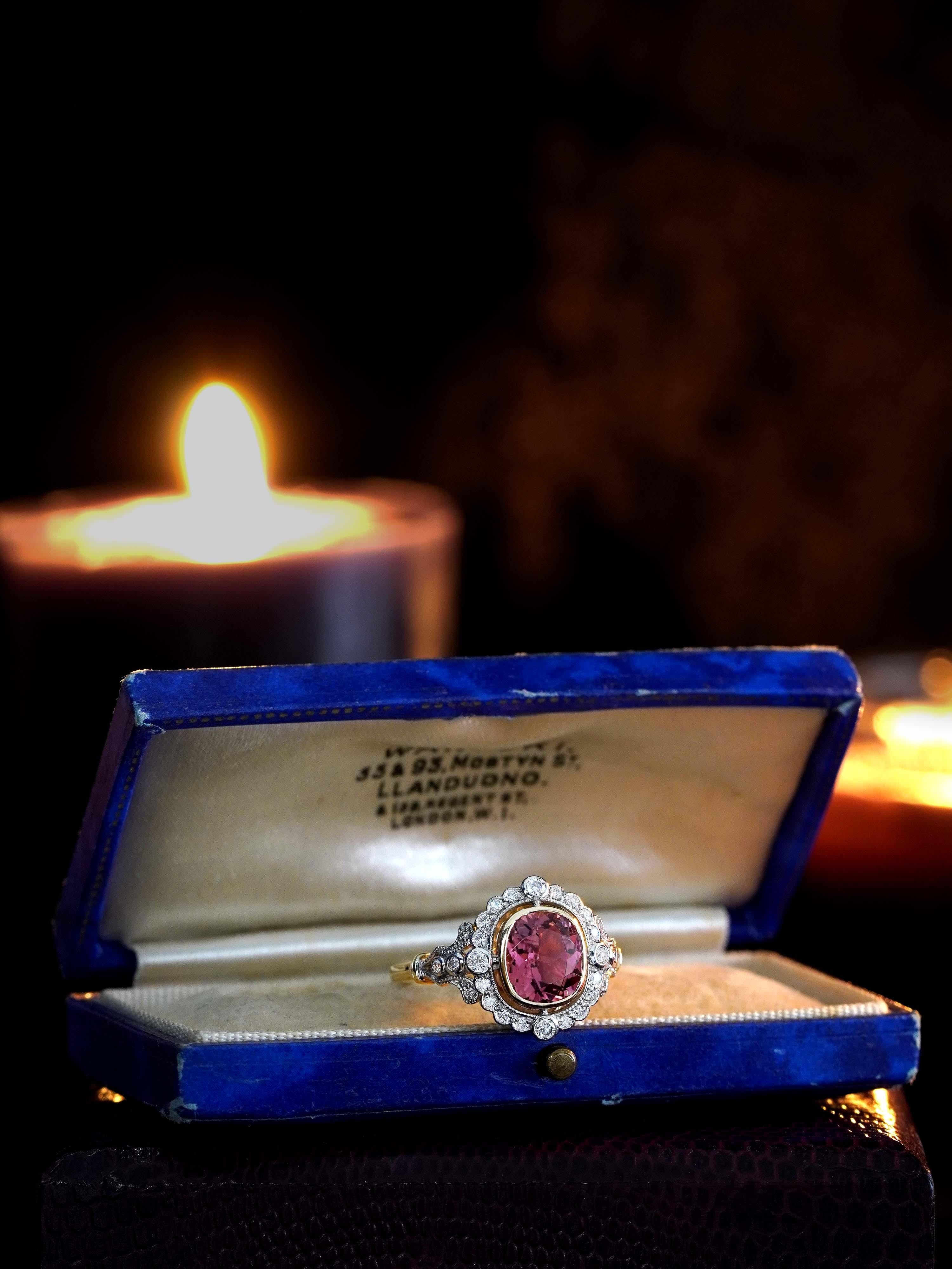 Bague de fiançailles en or jaune 14 carats avec tourmaline rose, diamant et halo de style ancien Neuf - En vente à Bangkok, TH