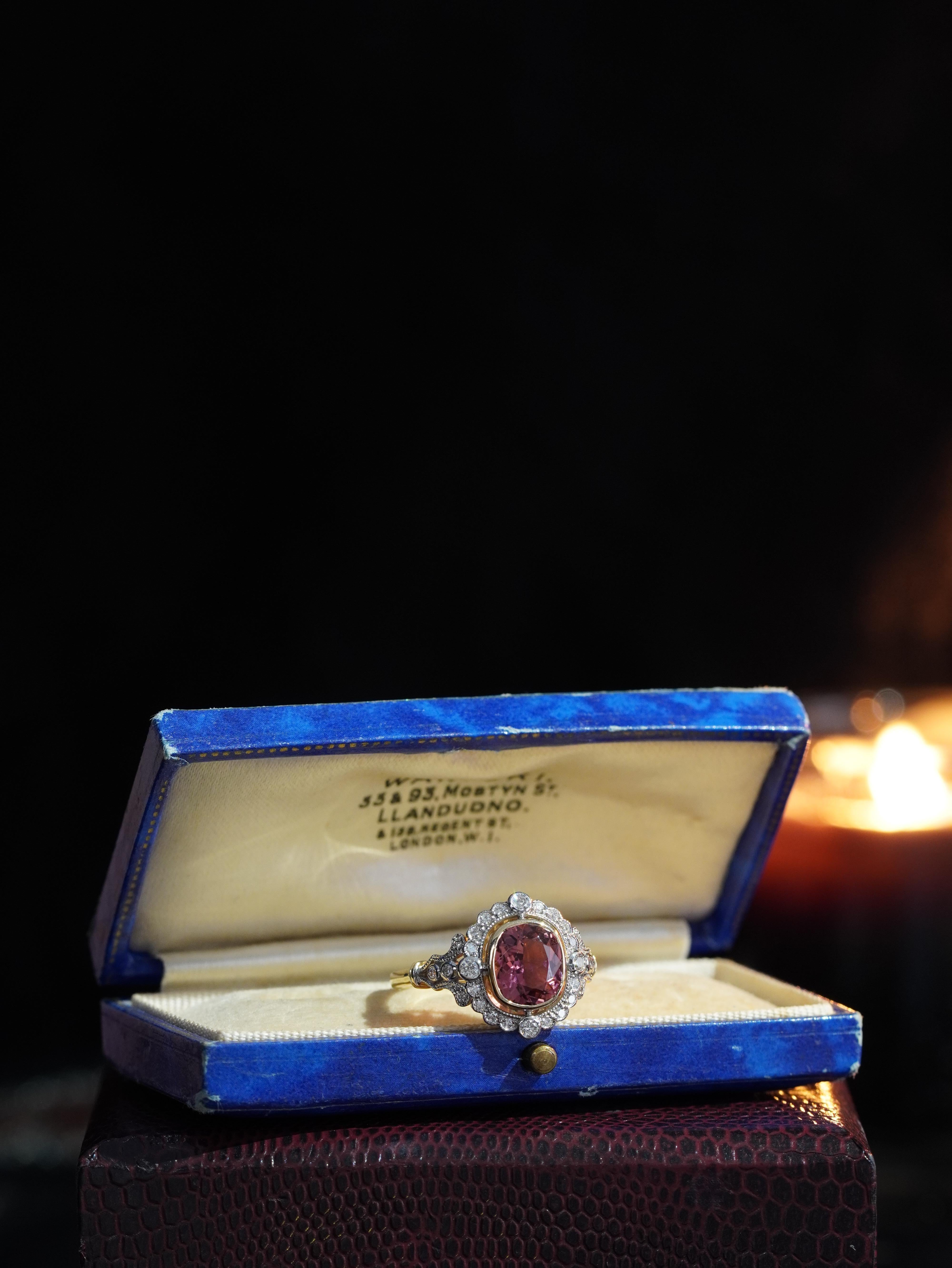 Bague de fiançailles en or jaune 14 carats avec tourmaline rose, diamant et halo de style ancien en vente 1