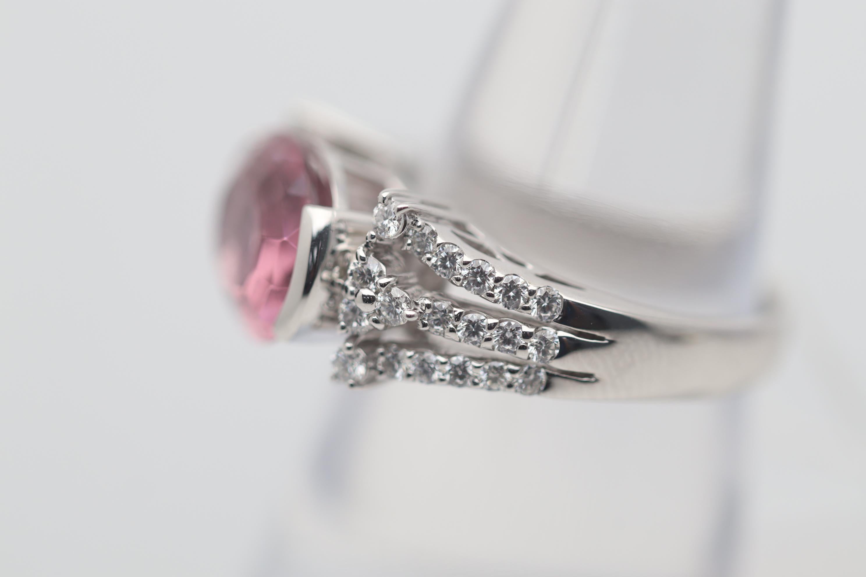 Rosa Turmalin-Diamant-Goldring im Zustand „Neu“ im Angebot in Beverly Hills, CA