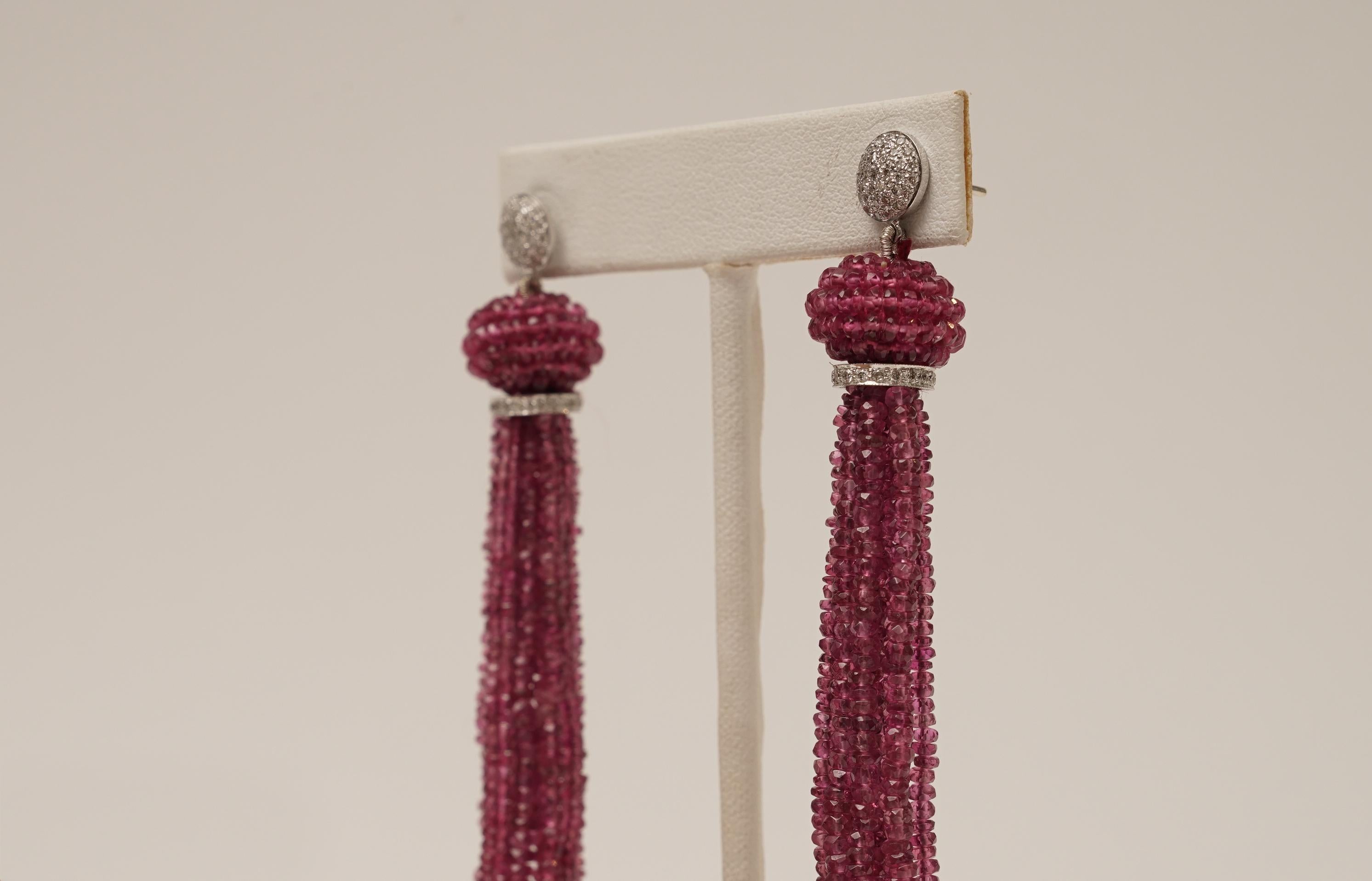 Boucles d'oreilles à pompon en or avec tourmaline rose et diamant Excellent état - En vente à Nantucket, MA