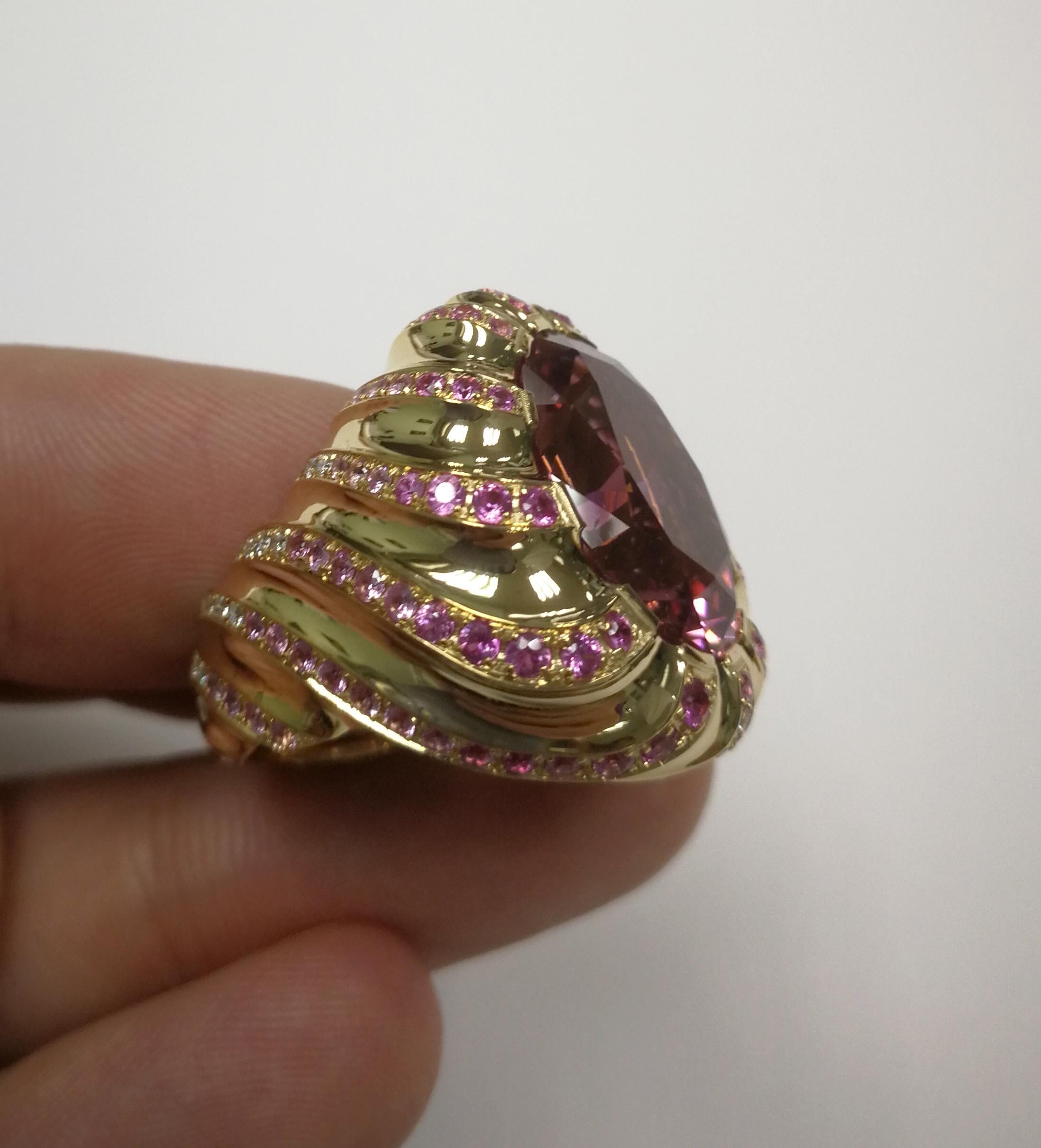 Art déco Bague en or jaune 18 carats avec tourmaline rose, diamant et saphir rose en vente