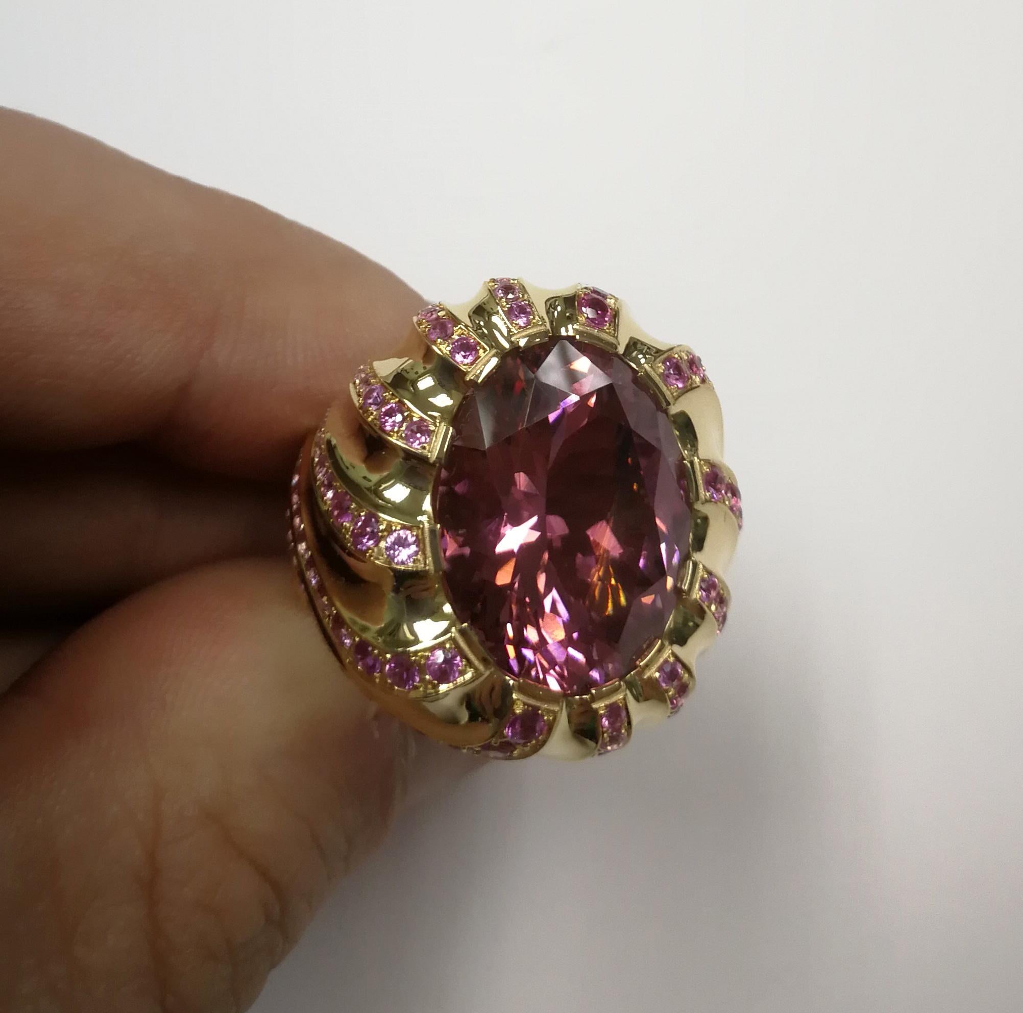 Ring aus 18 Karat Gelbgold mit rosa Turmalin, Diamant und rosa Saphir (Ovalschliff) im Angebot