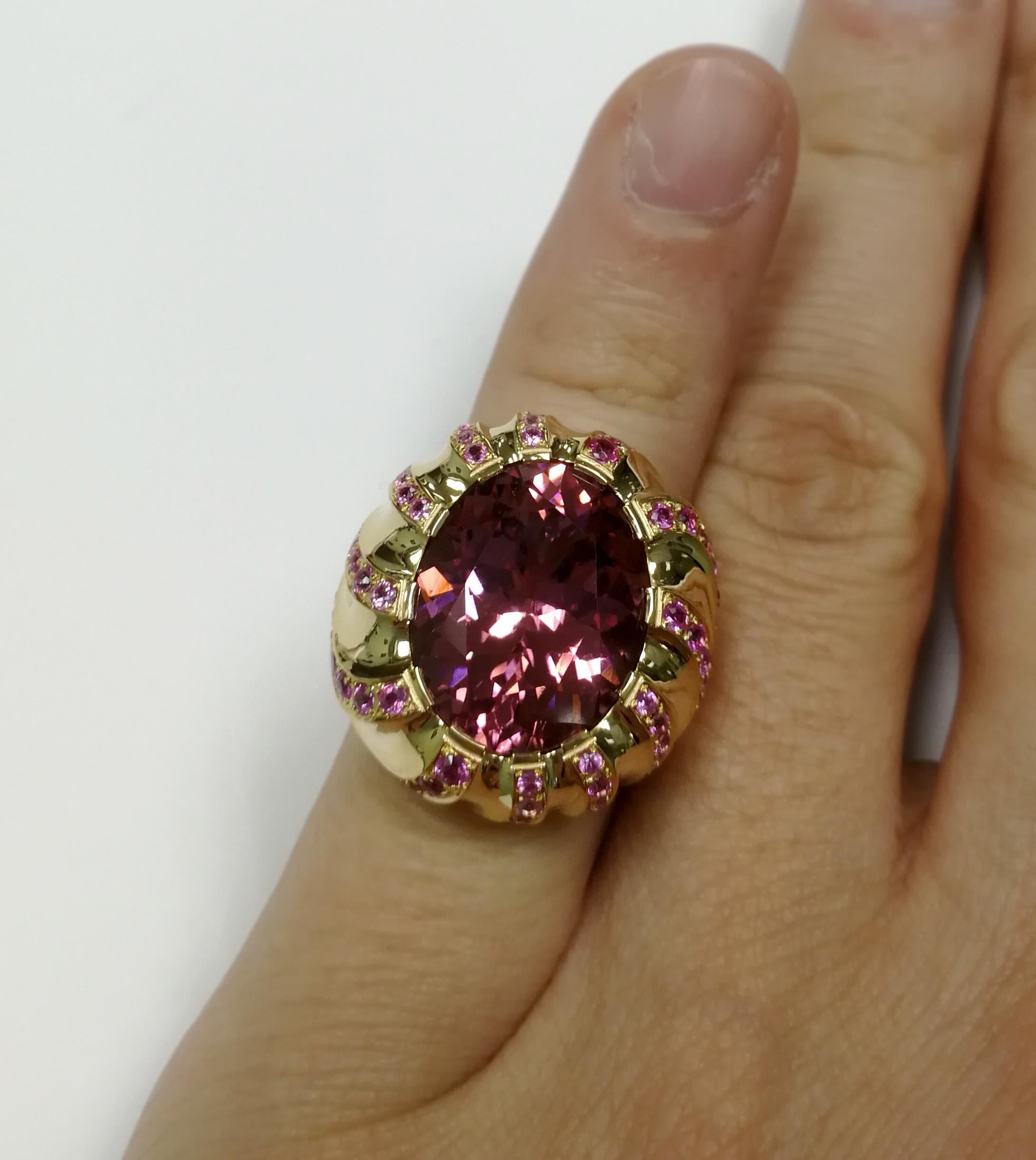 Ring aus 18 Karat Gelbgold mit rosa Turmalin, Diamant und rosa Saphir im Angebot 1