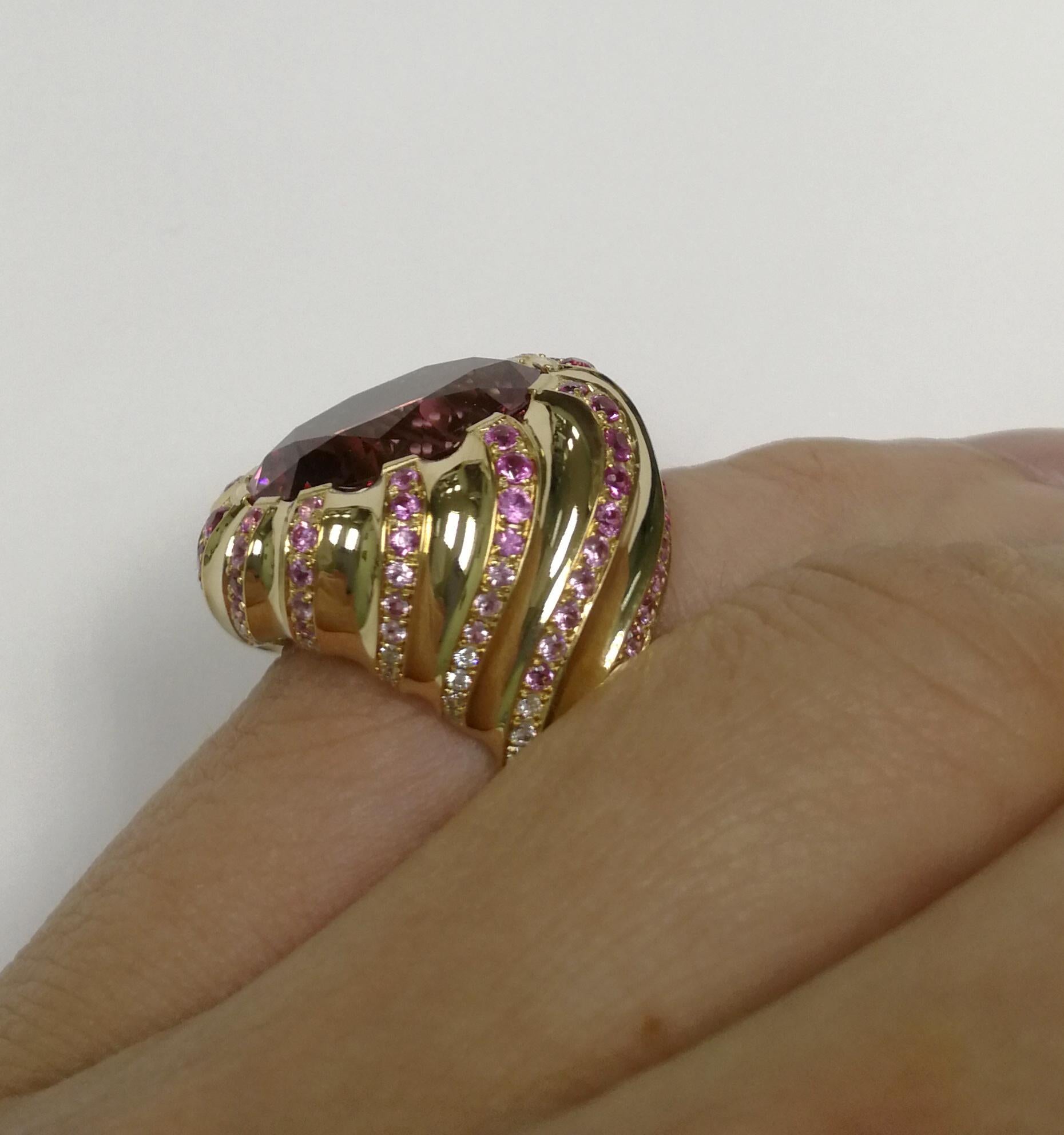 Ring aus 18 Karat Gelbgold mit rosa Turmalin, Diamant und rosa Saphir im Angebot 2