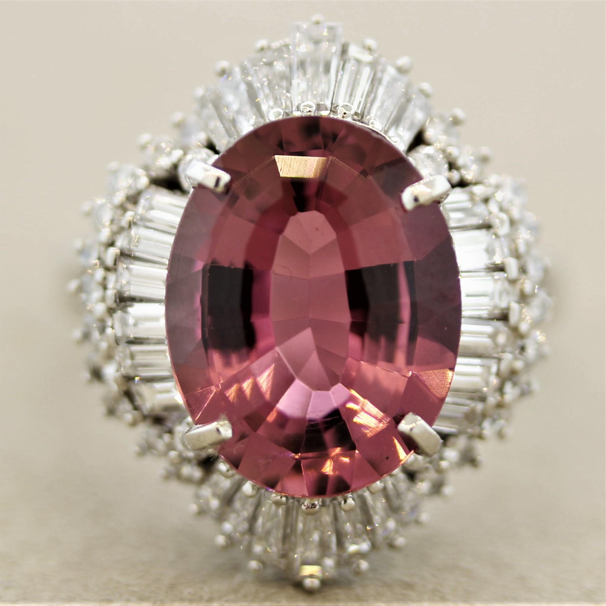 Un anillo fino y bien elaborado con una fina gema de turmalina. Pesa 6,67 quilates y tiene un color rosa intenso y brillante que tranquiliza el alma. Está acentuada con 1,88 quilates de finos diamantes redondos brillantes y talla baguette engastados
