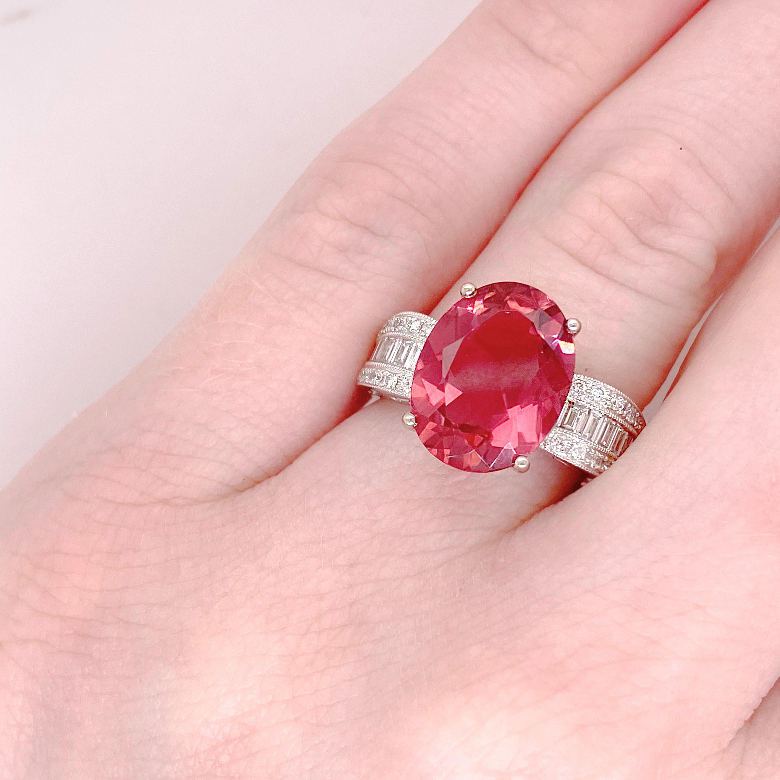 Cuando la turmalina rosa adquiere un color rosa intenso, se llama Rubelita. Esta turmalina es de un asombroso rosa intenso y podría calificarse de Rubelita. Esta Rubelita se extrajo en Brasil y era una de las turmalinas más raras en un lote de 500