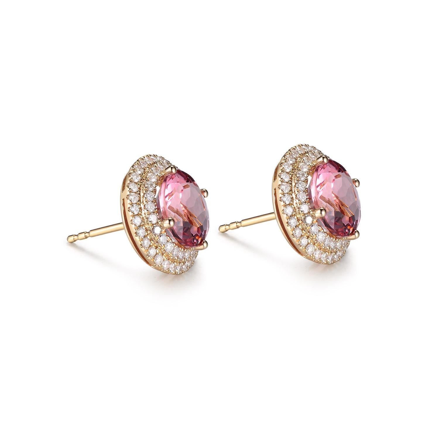 Diese Ohrringe sind mit 2 rosa Turmalinen von 3,75 Karat besetzt. Die rosafarbenen Turmaline sind von einem doppelten Diamantring mit einem Gewicht von 0,57 Karat umgeben. Die Ohrringe sind in 14 Karat Gelbgold gefasst. 
Rosa Turmalin 3,75 Karat