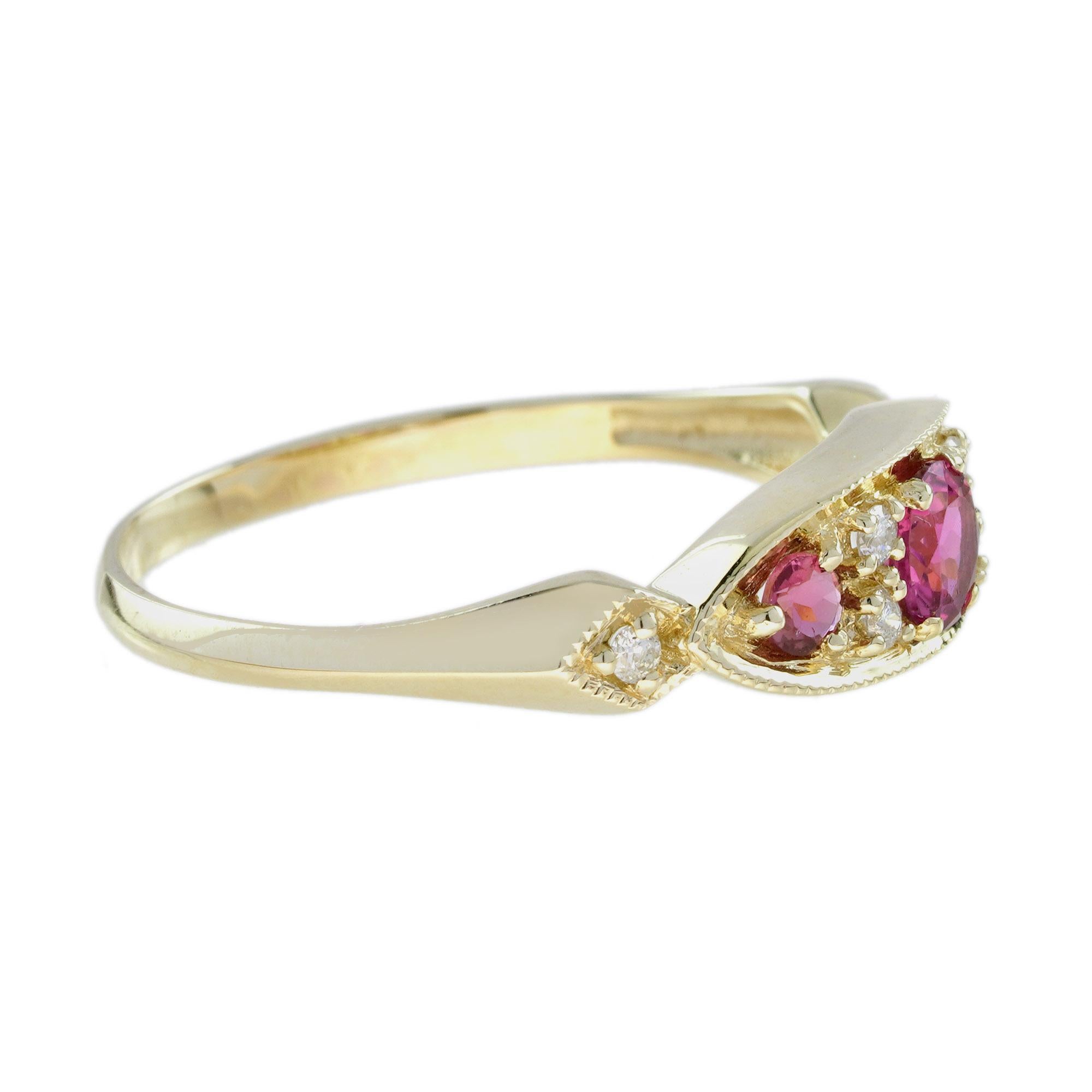 Taille ronde Bague en or jaune à trois pierres de style vintage avec tourmaline rose et diamant en vente