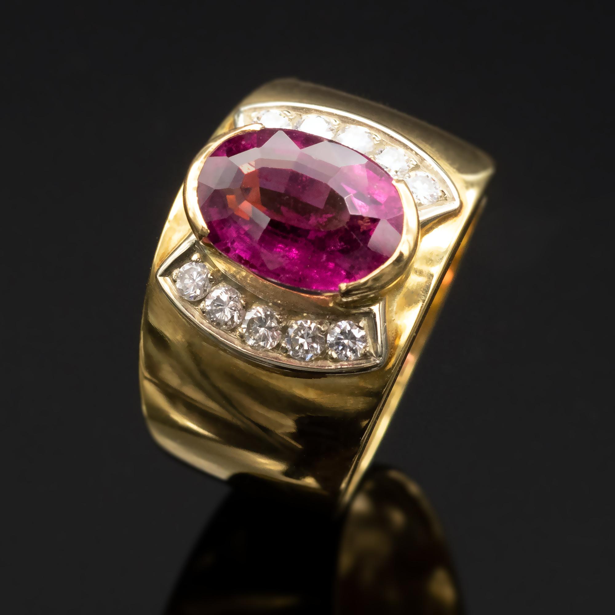 Contemporary Pink Tourmaline Diamonds 18 Karat Gold Cocktail Ring For Sale