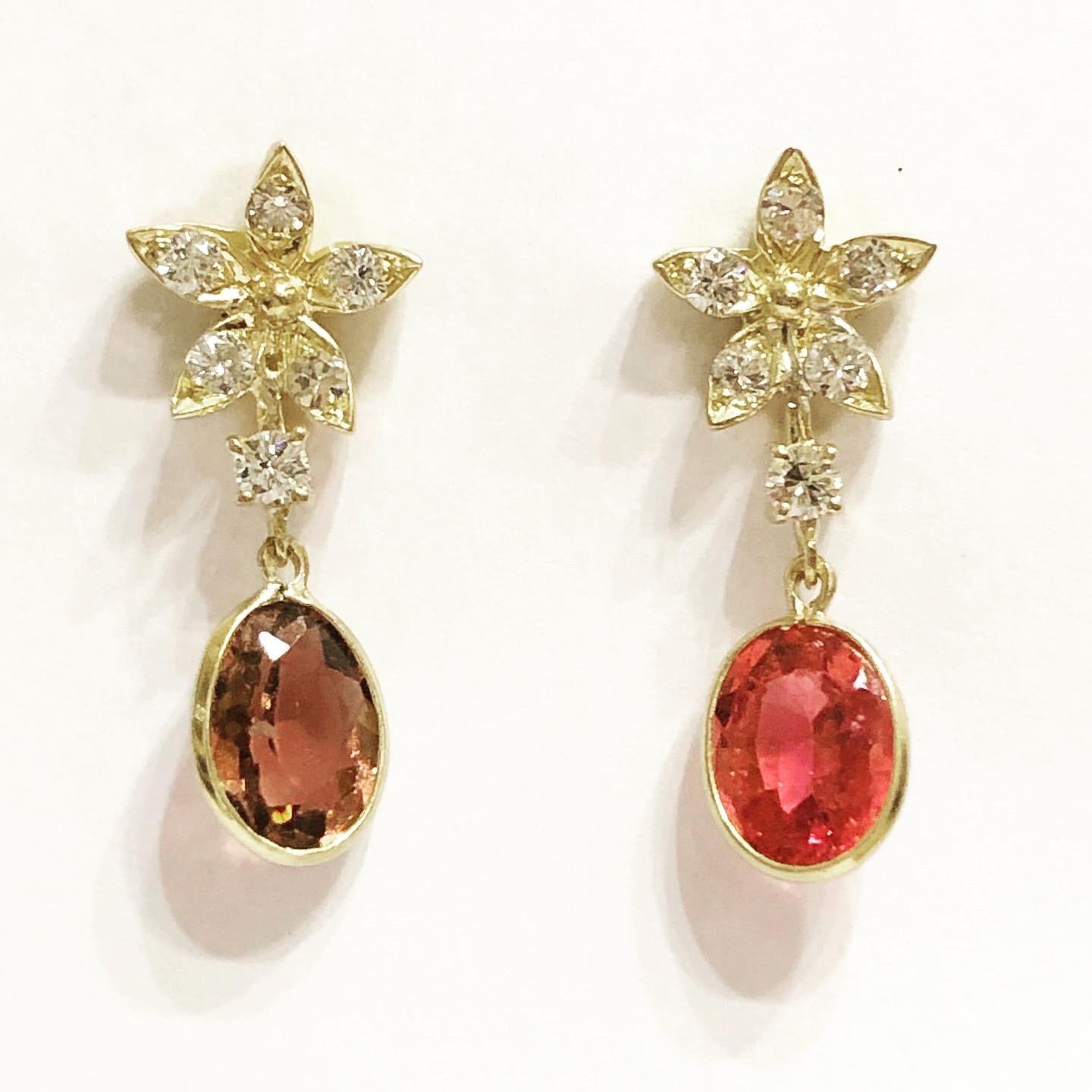 Pink tourmaline diamonds yellow gold stud earrings.
18 karat gold.
Diamonds Brilliant cut.
Oval cut tourmaline.
Stud and clutch system
Condition: Good.
There is a slight difference between the color of the tourmalines.
Diamond approximate carat