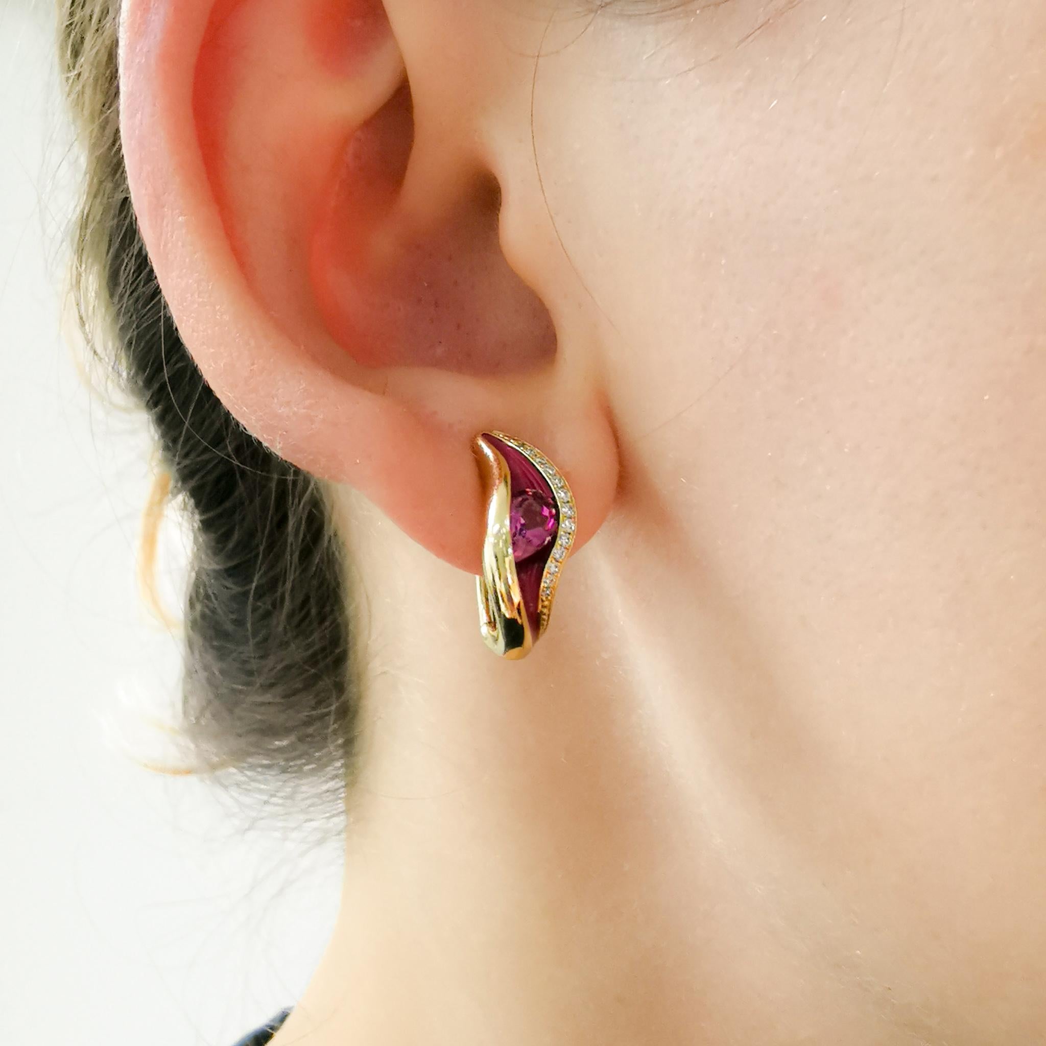 Ohrringe aus 18 Karat Gelbgold mit rosa Turmalin, Diamanten und Emaille mit Meltierungen im Angebot 4