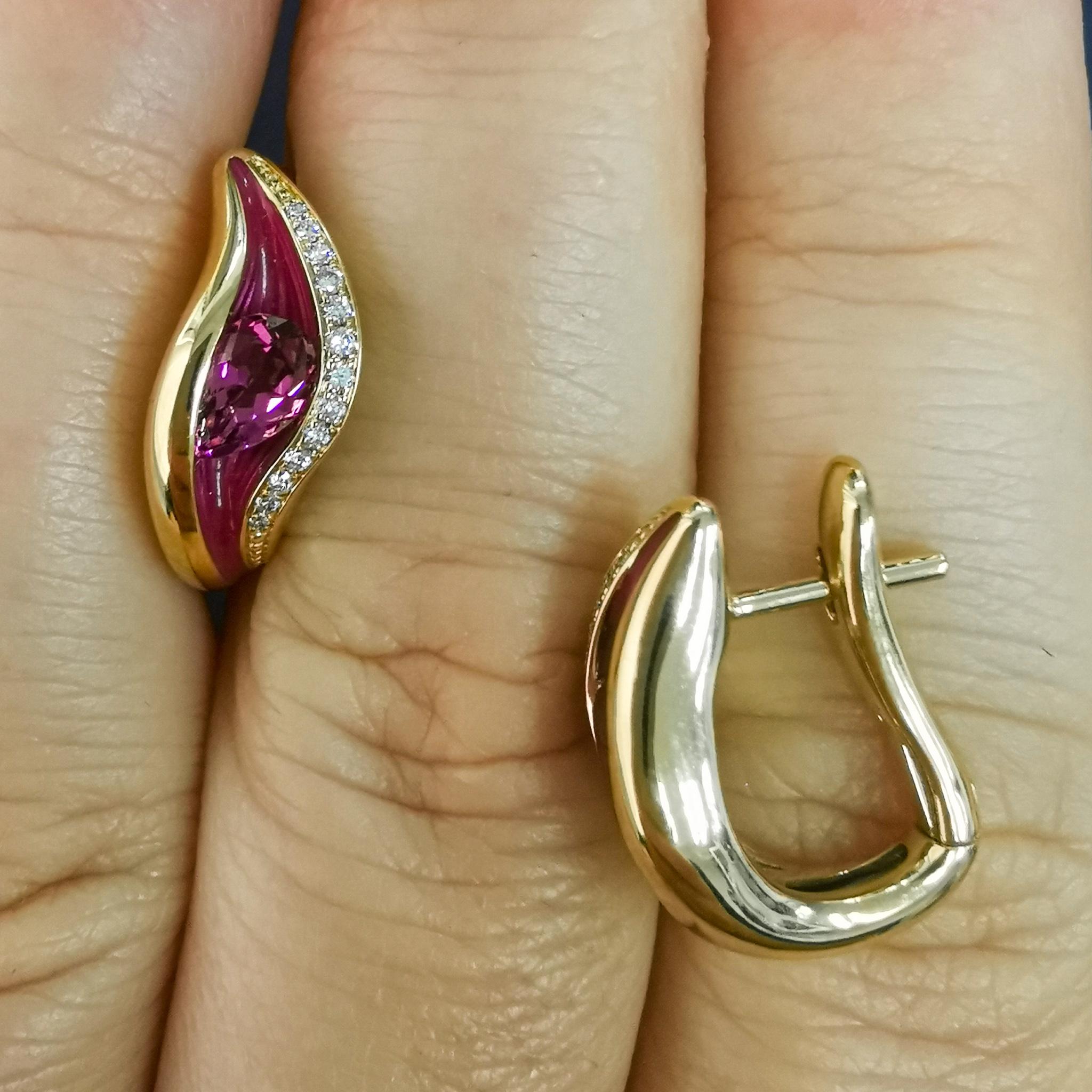 Ohrringe aus 18 Karat Gelbgold mit rosa Turmalin, Diamanten und Emaille mit Meltierungen im Zustand „Neu“ im Angebot in Bangkok, TH