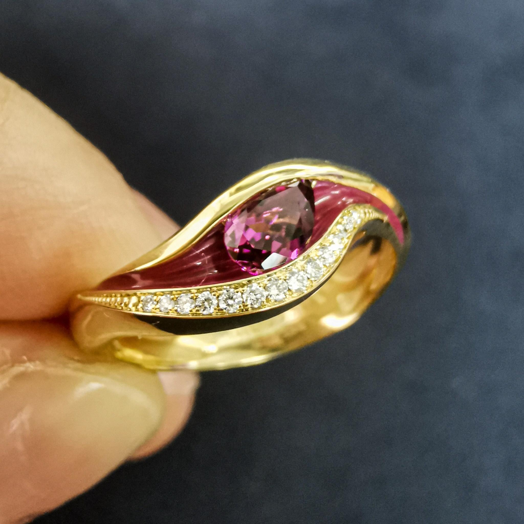 Ring aus 18 Karat Gelbgold mit rosa Turmalin, Diamanten und Emaille in Melt-Farben (Zeitgenössisch) im Angebot