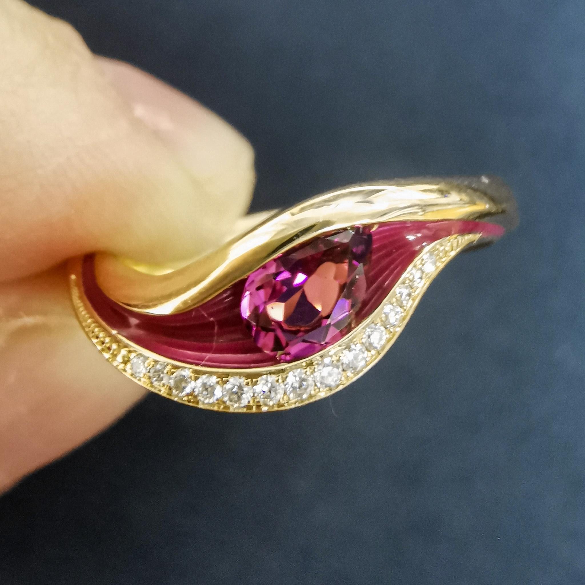 Ring aus 18 Karat Gelbgold mit rosa Turmalin, Diamanten und Emaille in Melt-Farben (Tropfenschliff) im Angebot