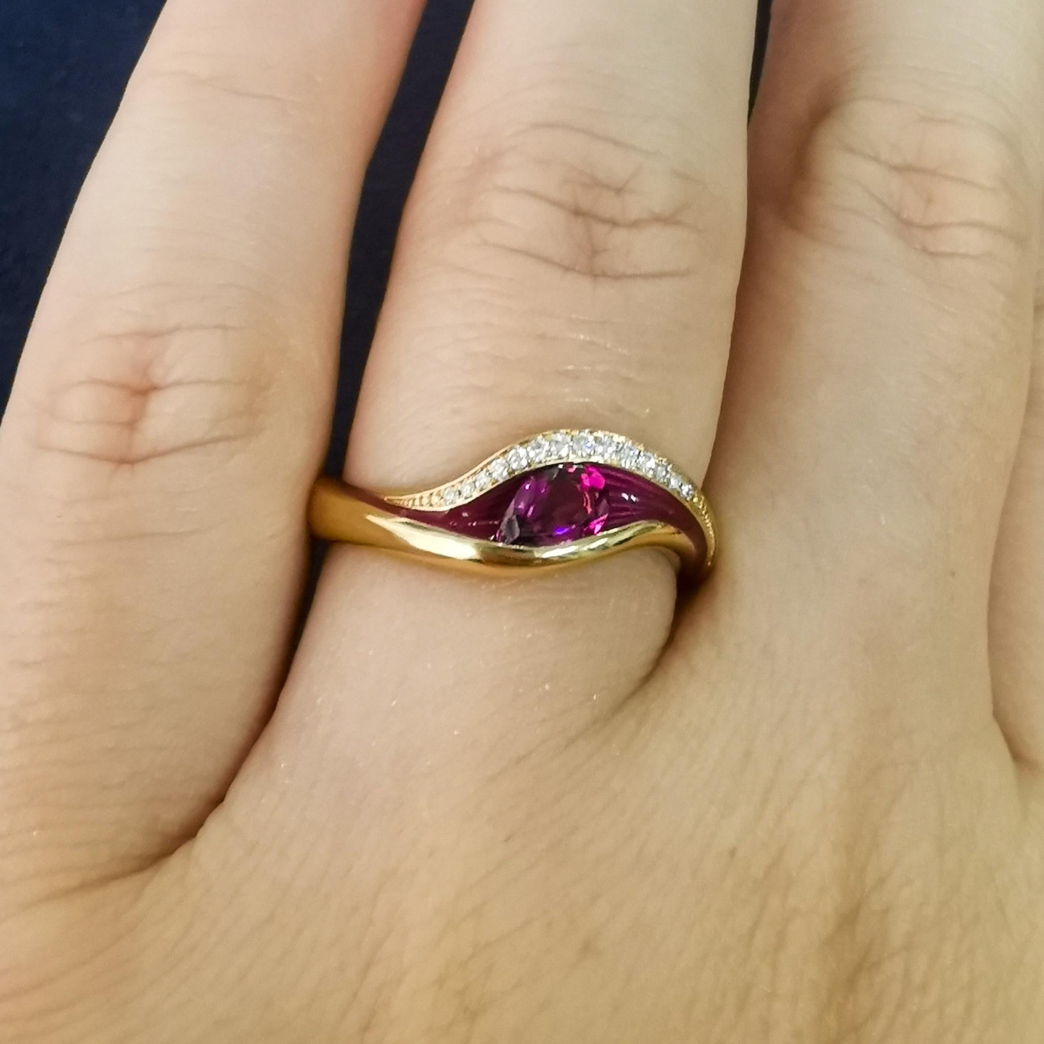Ring aus 18 Karat Gelbgold mit rosa Turmalin, Diamanten und Emaille in Melt-Farben im Angebot 3