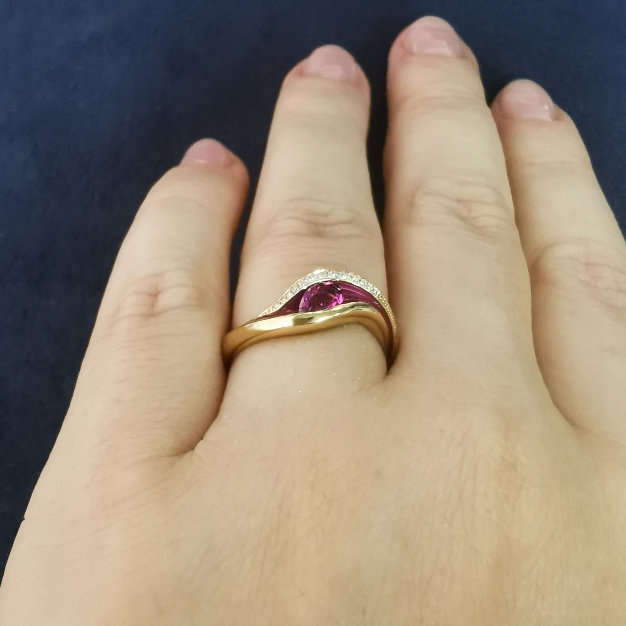 Ring aus 18 Karat Gelbgold mit rosa Turmalin, Diamanten und Emaille in Melt-Farben im Angebot 4