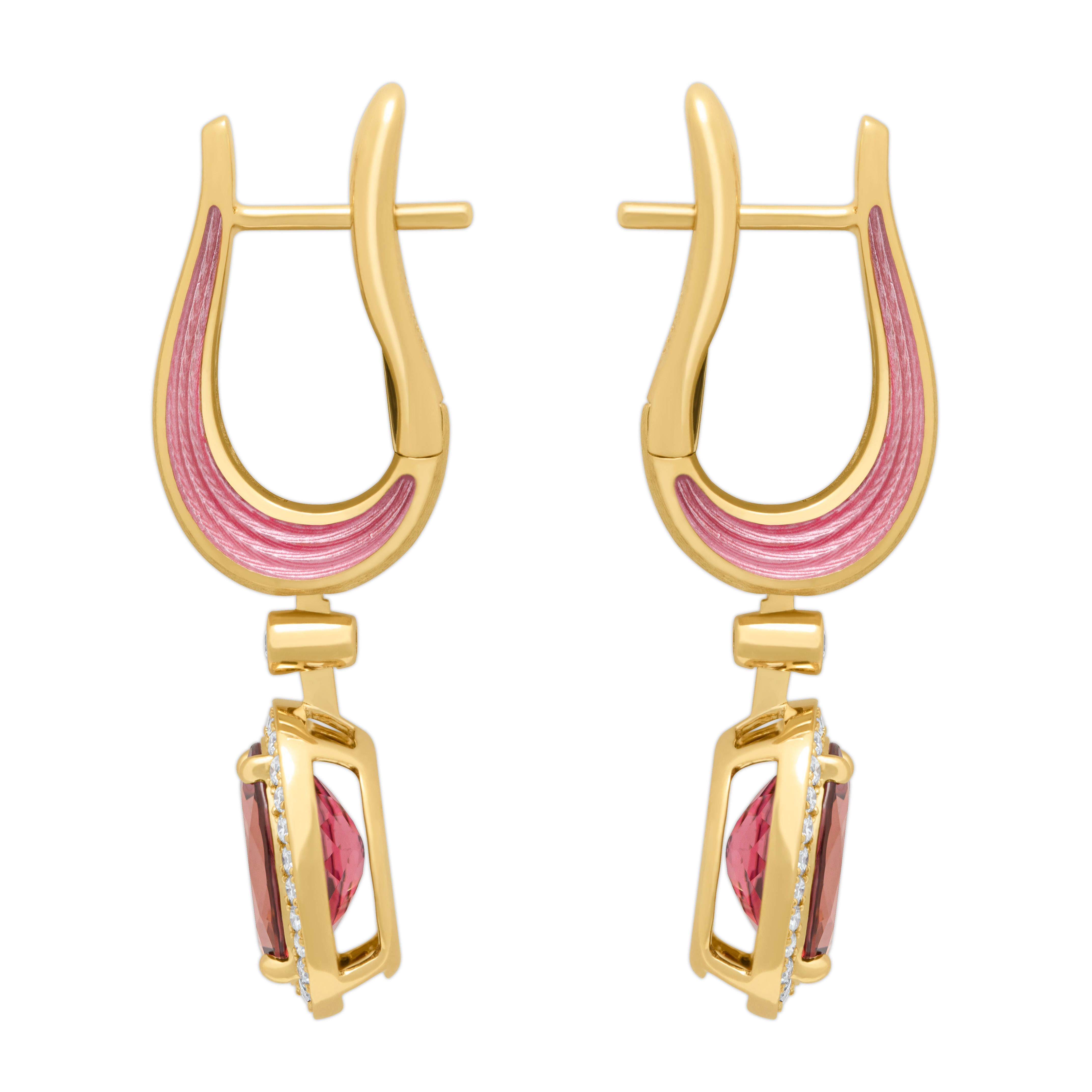 Boucles d'oreilles classiques en or jaune 18 carats Tourmaline rose 3.42 carats Diamants Émail
Nous avons publié une série de nouvelles boucles d'oreilles avec la même idée mais avec des détails différents. Voici des boucles d'oreilles en or jaune